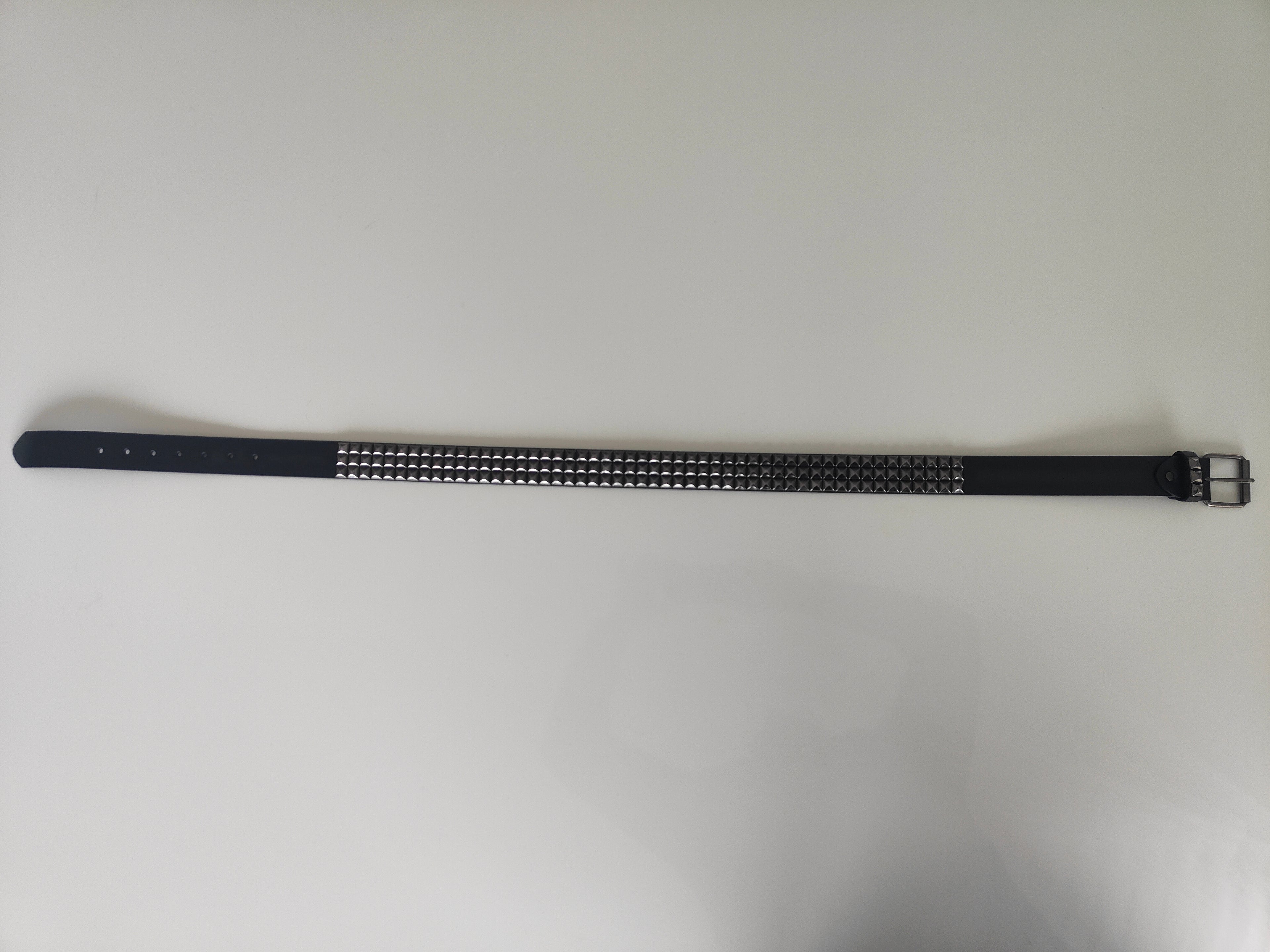 Ceinture noire 120 cm robuste et épaisse, clous serrés gris anthracite brillants et fumés