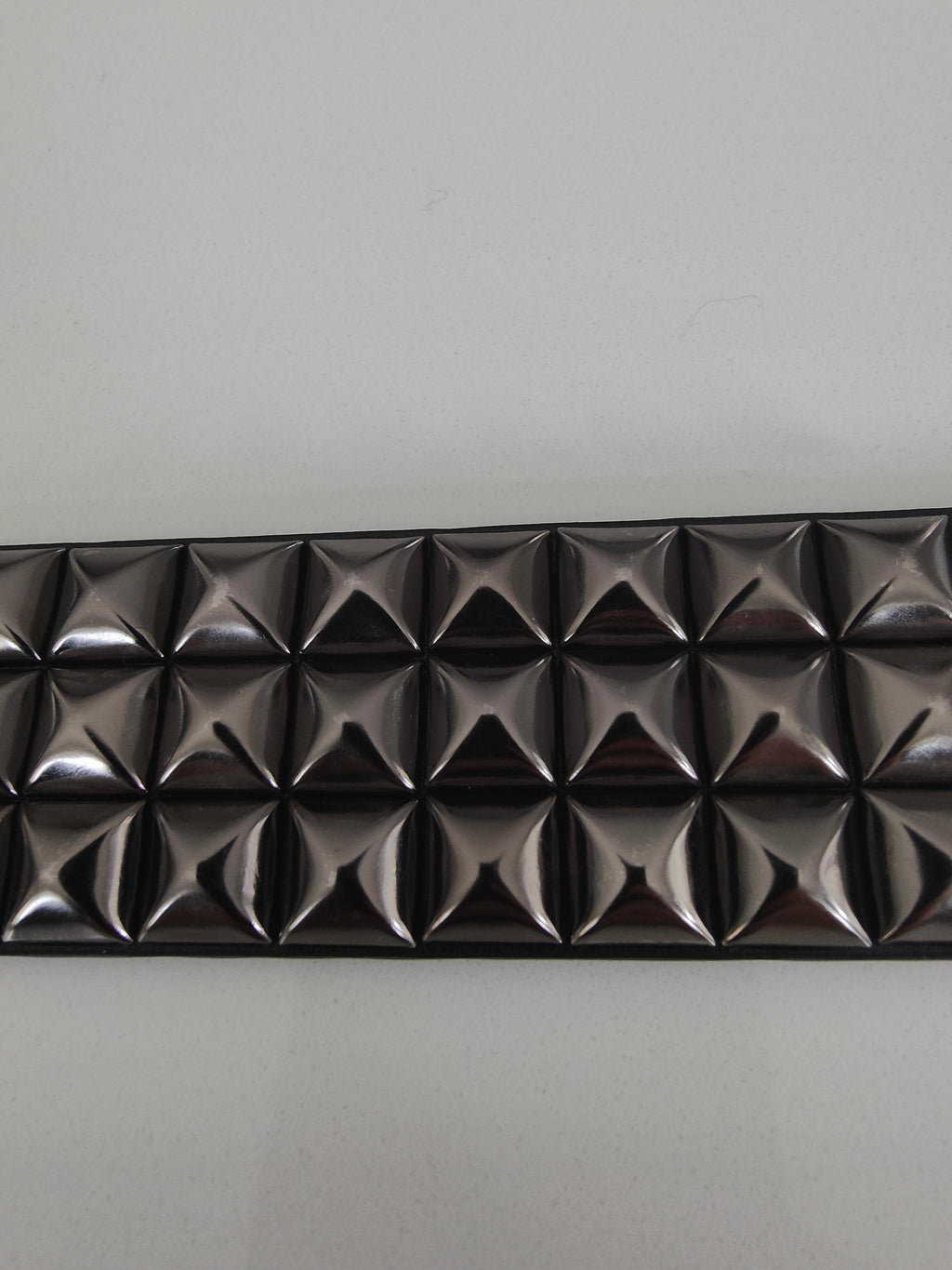 Ceinture noire 120 cm robuste et épaisse, clous serrés gris anthracite brillants et fumés