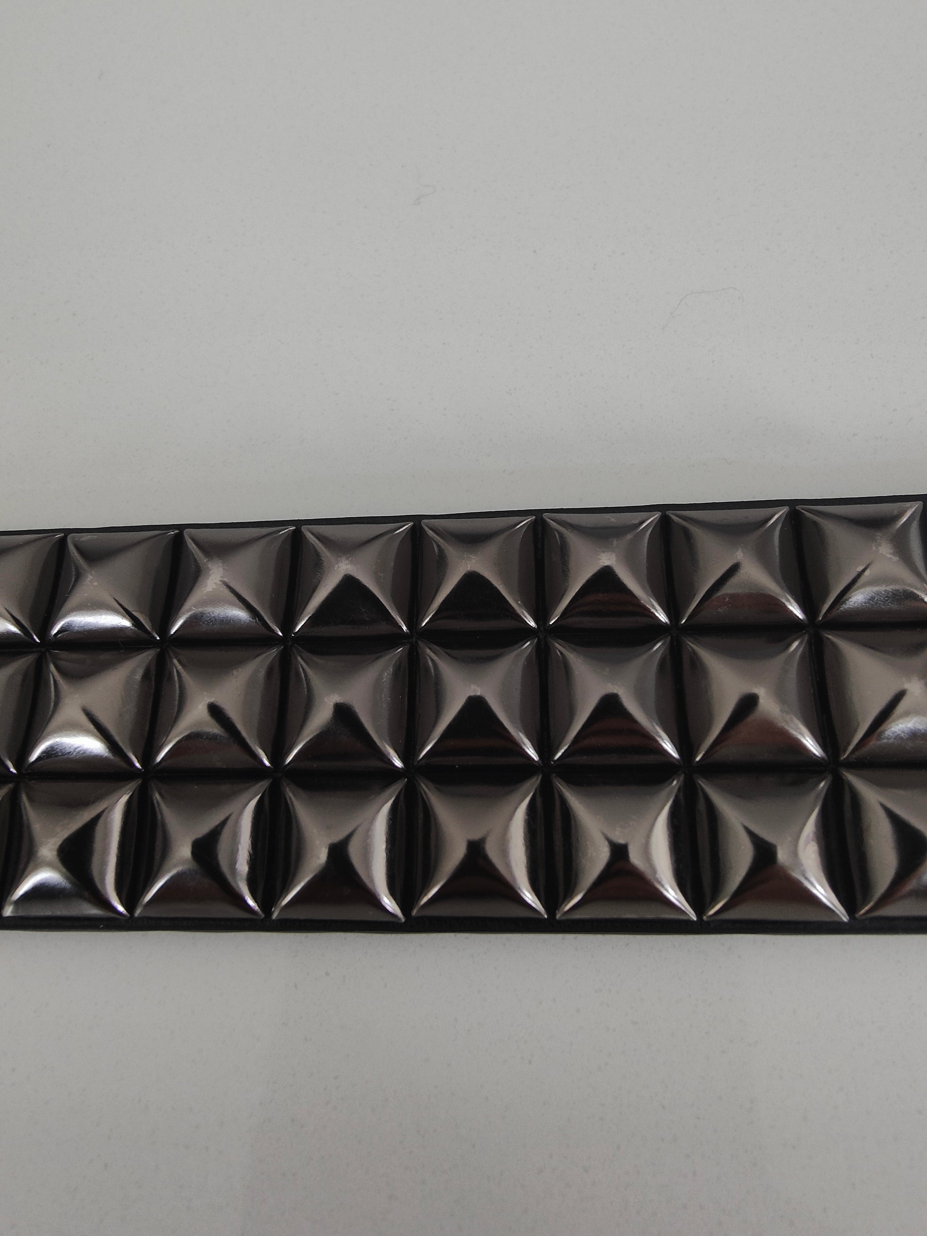 Ceinture noire 120 cm robuste et épaisse, clous serrés gris anthracite brillants et fumés