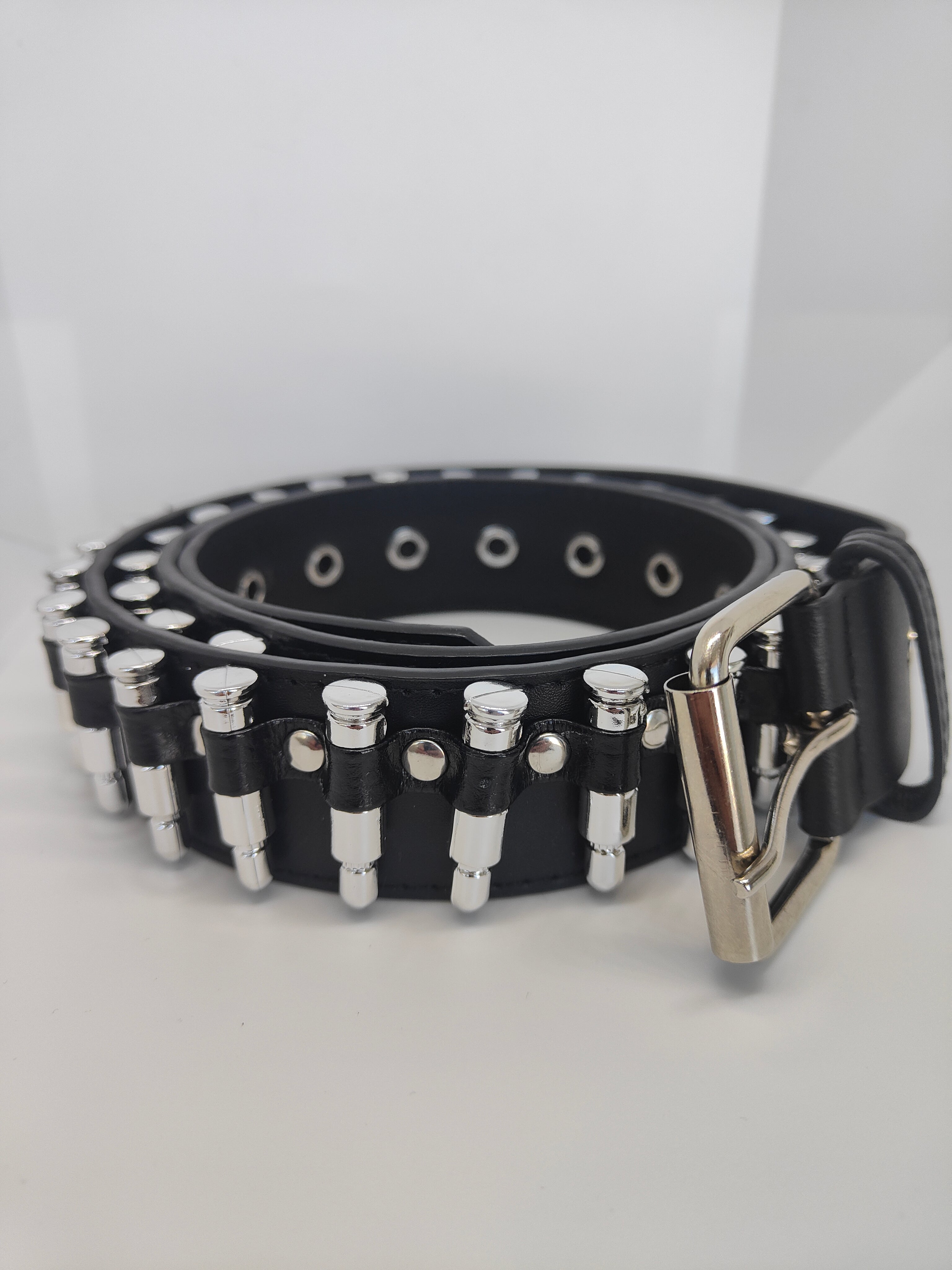 Ceinture noire à balles argentées