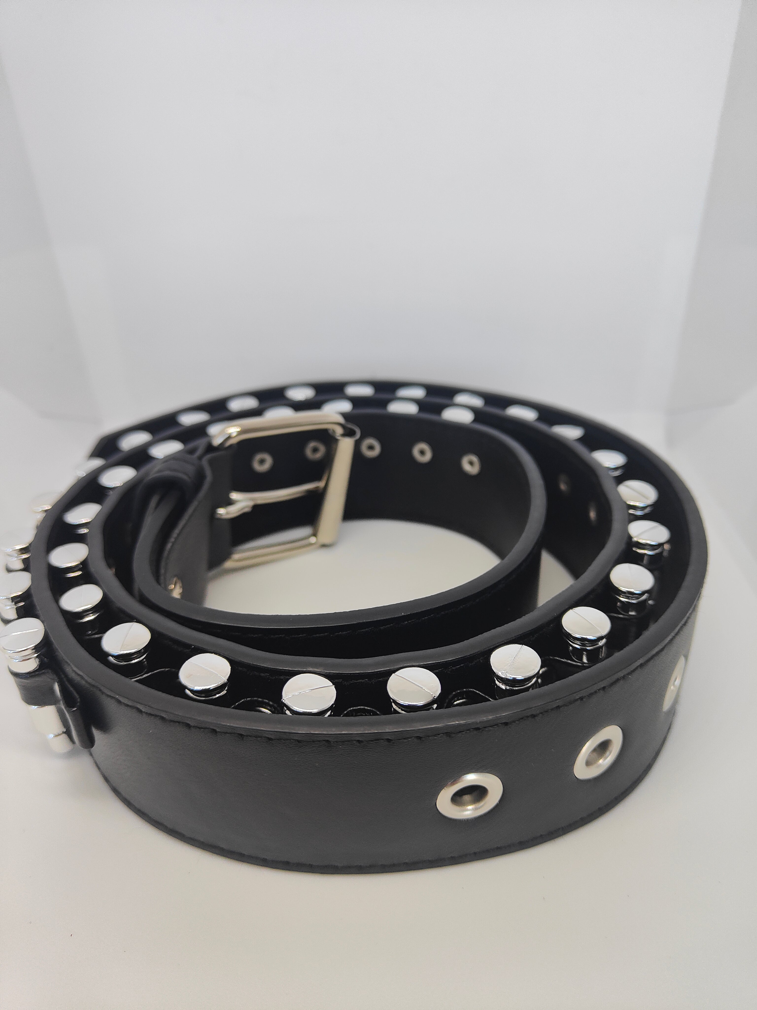 Ceinture noire à balles argentées