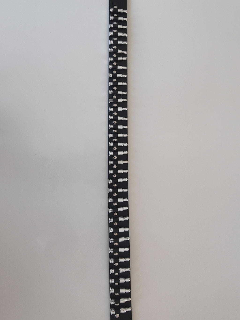 Ceinture noire à balles argentées