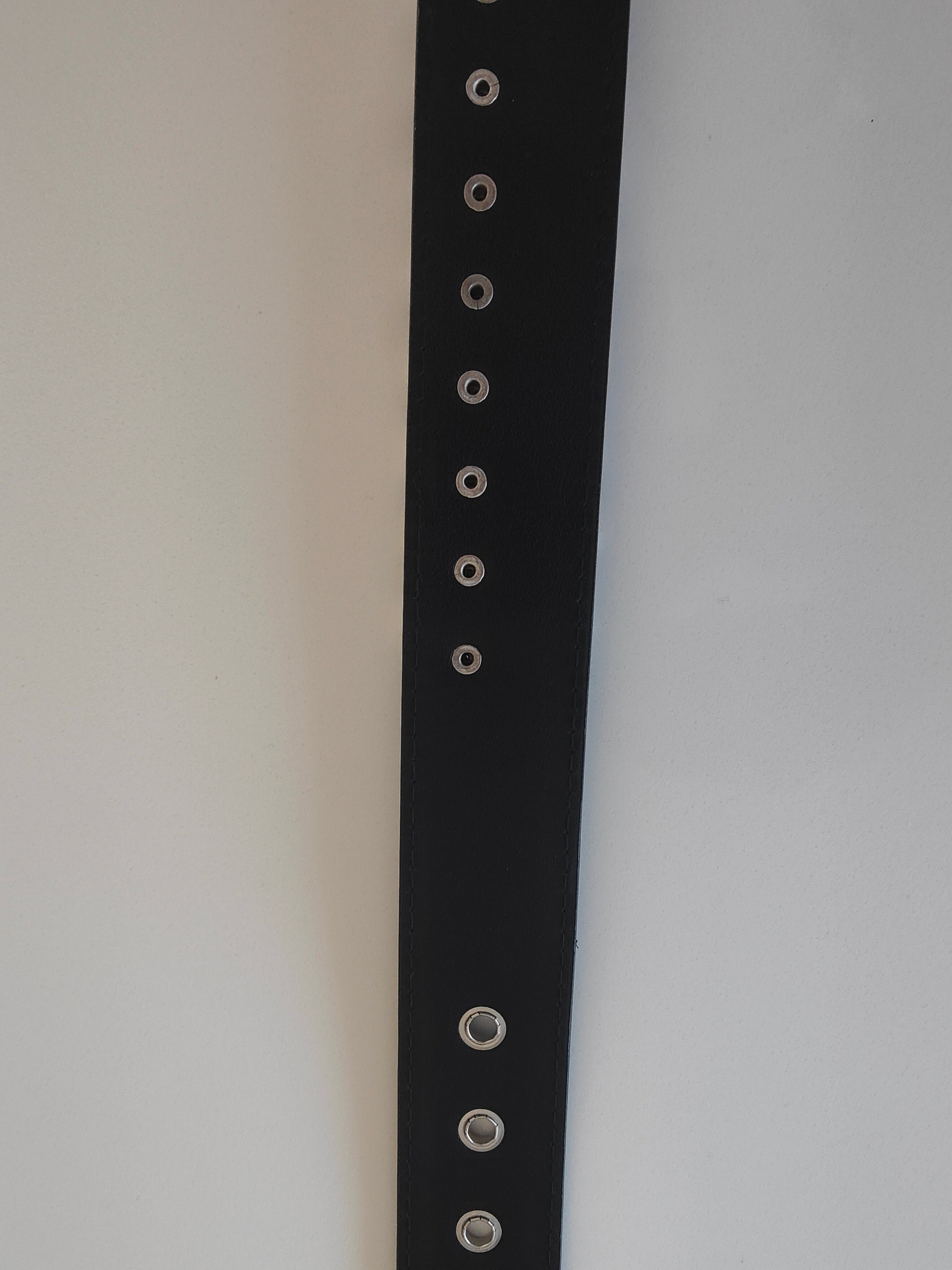 Ceinture noire à balles argentées