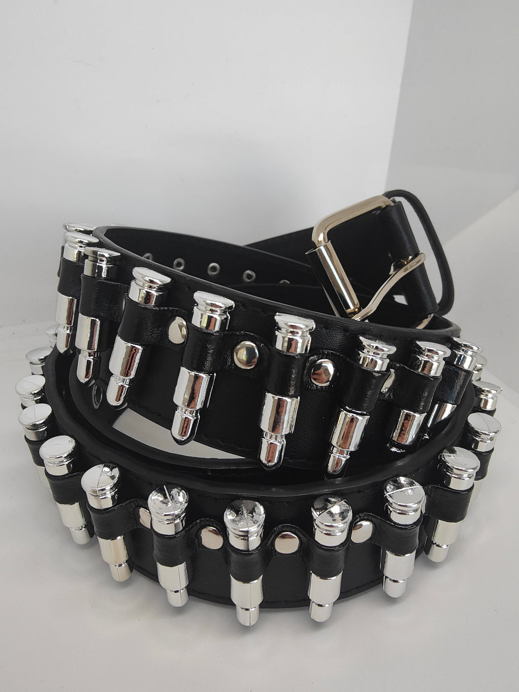 Ceinture noire à balles argentées