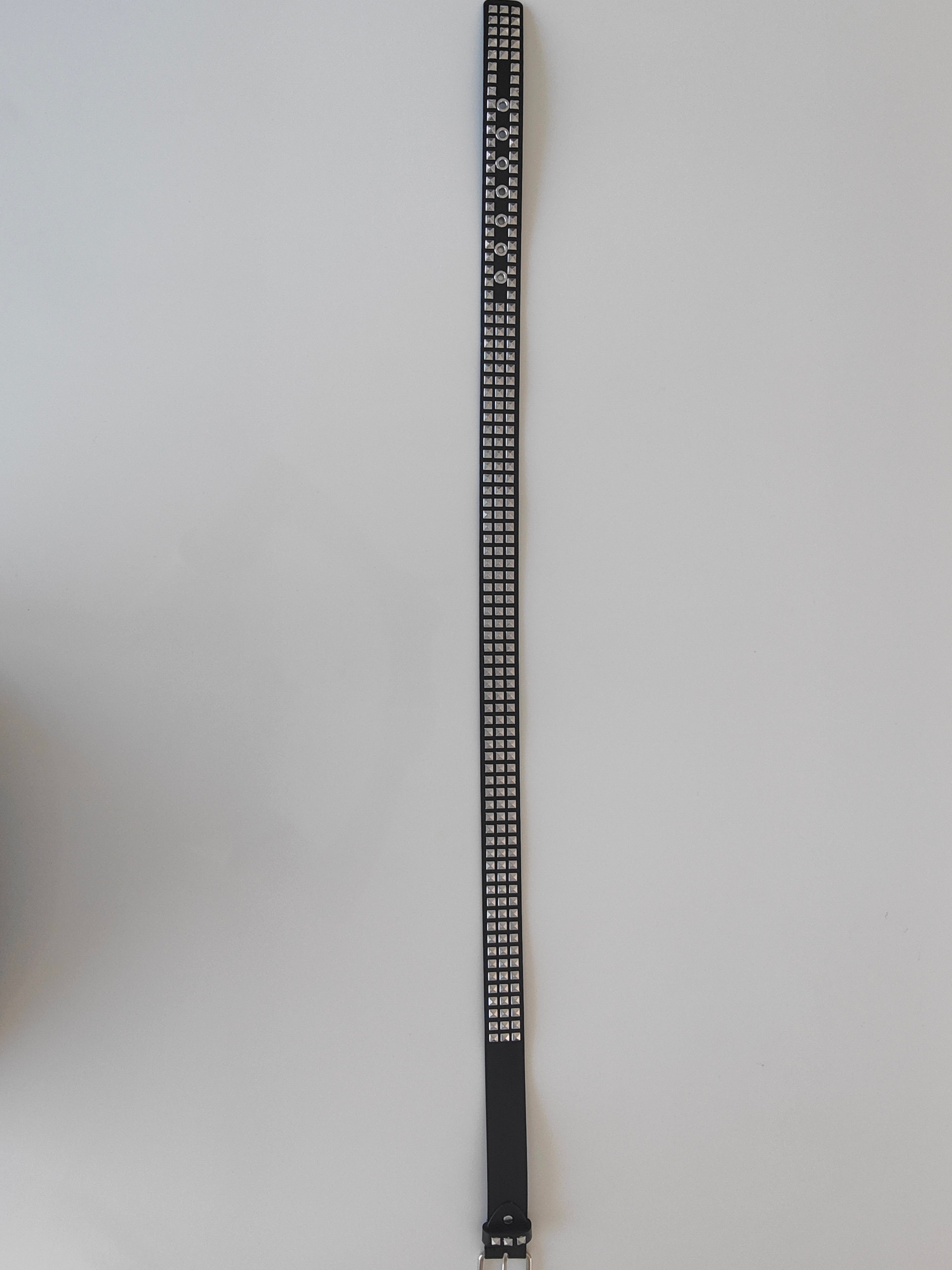 Ceinture noire cloutée, clous pyramidaux