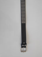 Ceinture noire cloutée, clous pyramidaux