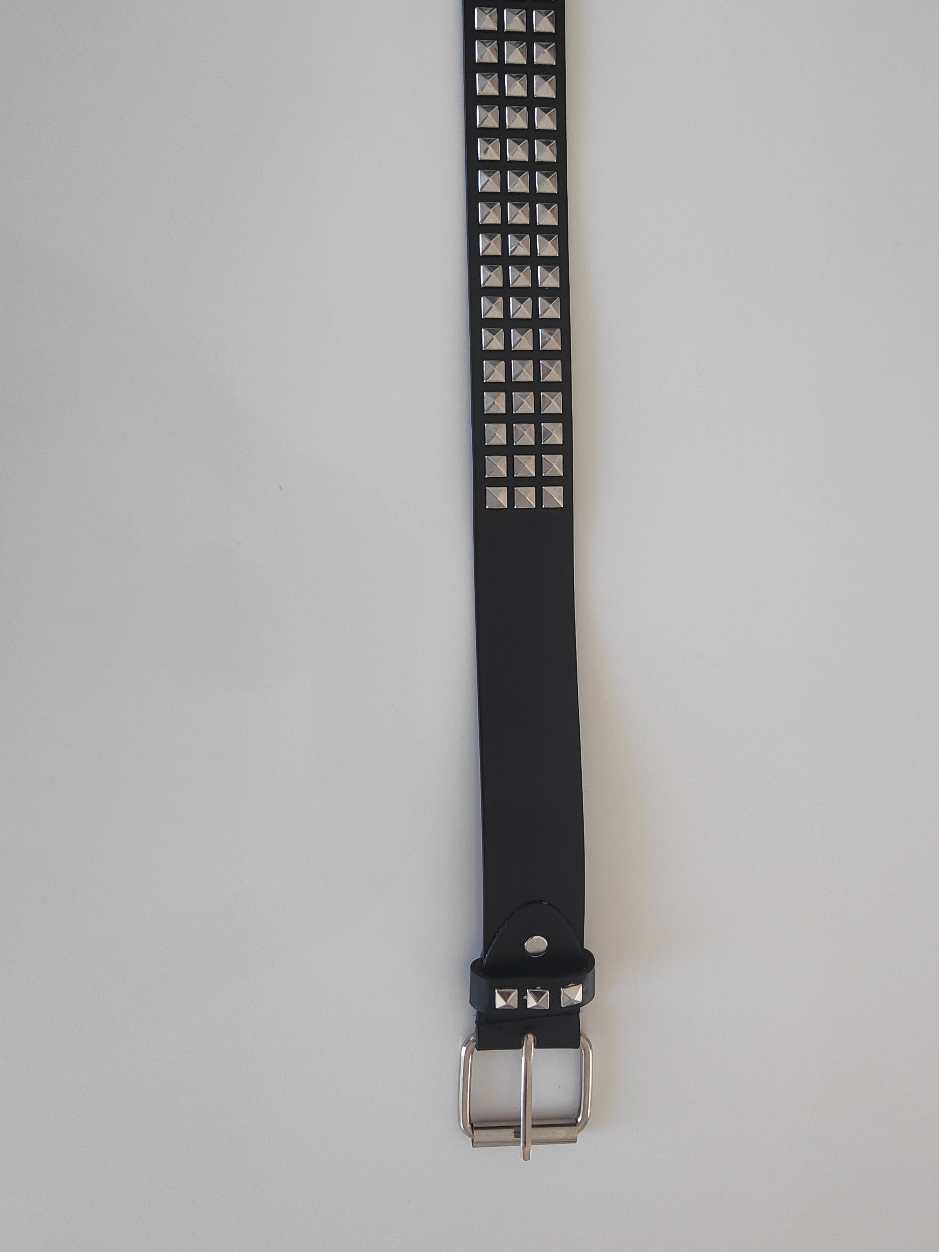 Ceinture noire cloutée, clous pyramidaux
