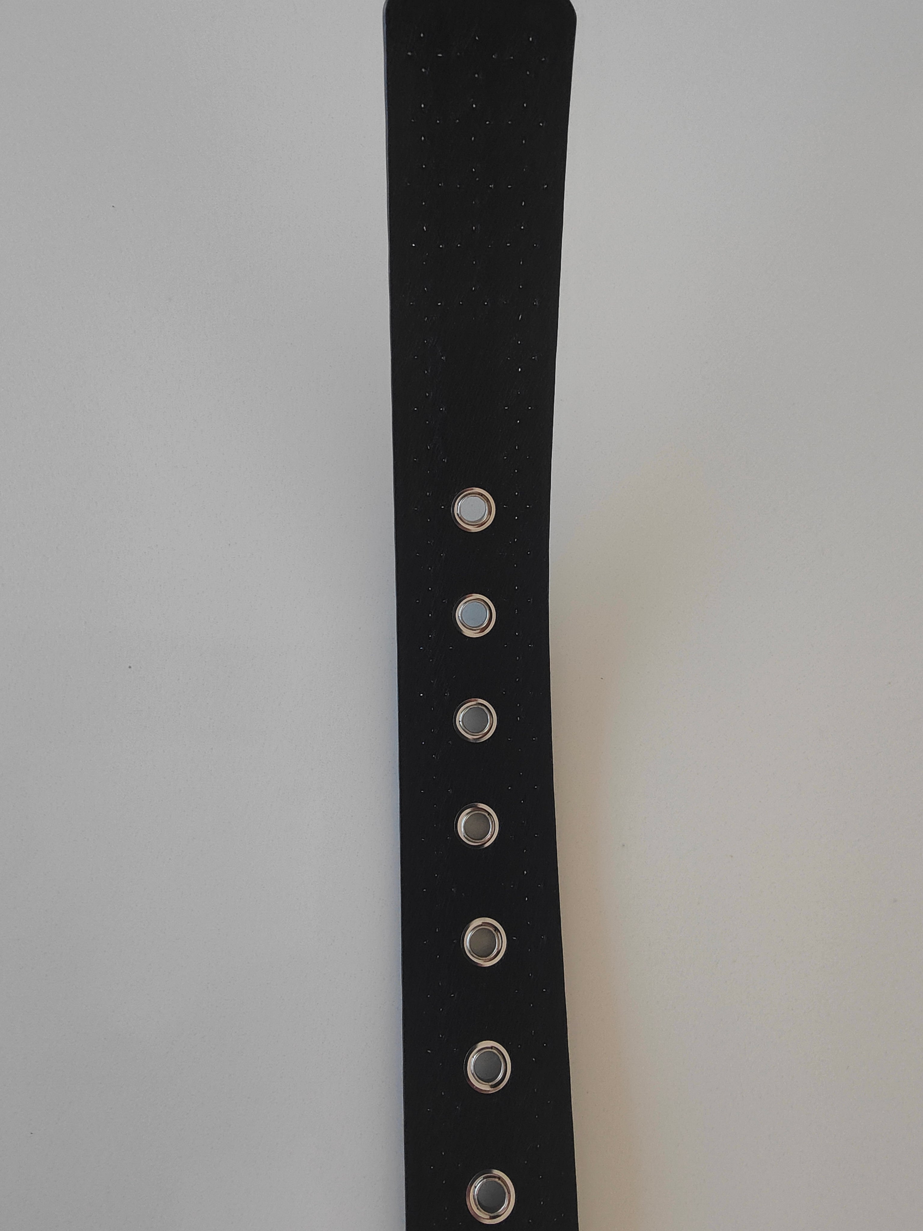 Ceinture noire cloutée, clous pyramidaux
