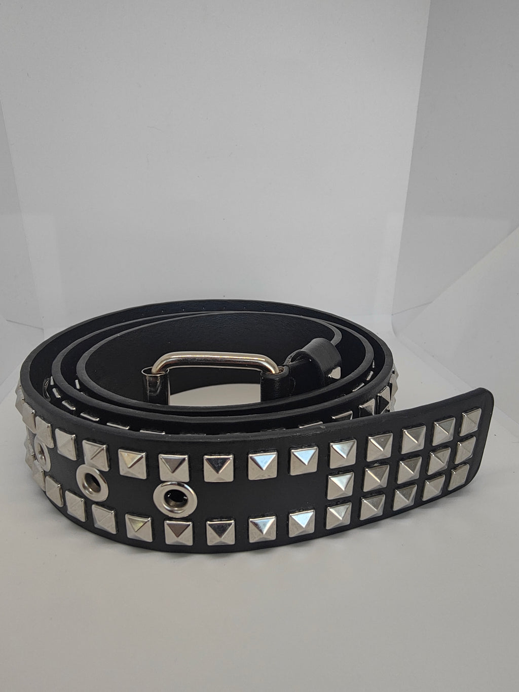 Ceinture noire cloutée, clous pyramidaux