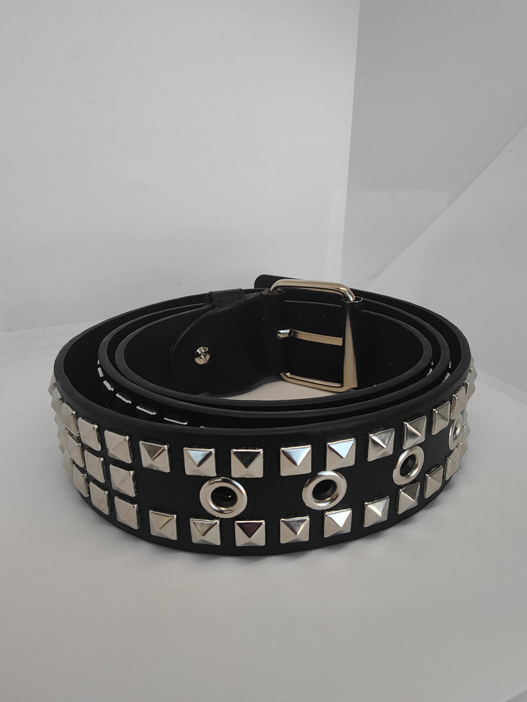 Ceinture noire cloutée, clous pyramidaux