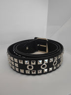 Ceinture noire cloutée, clous pyramidaux
