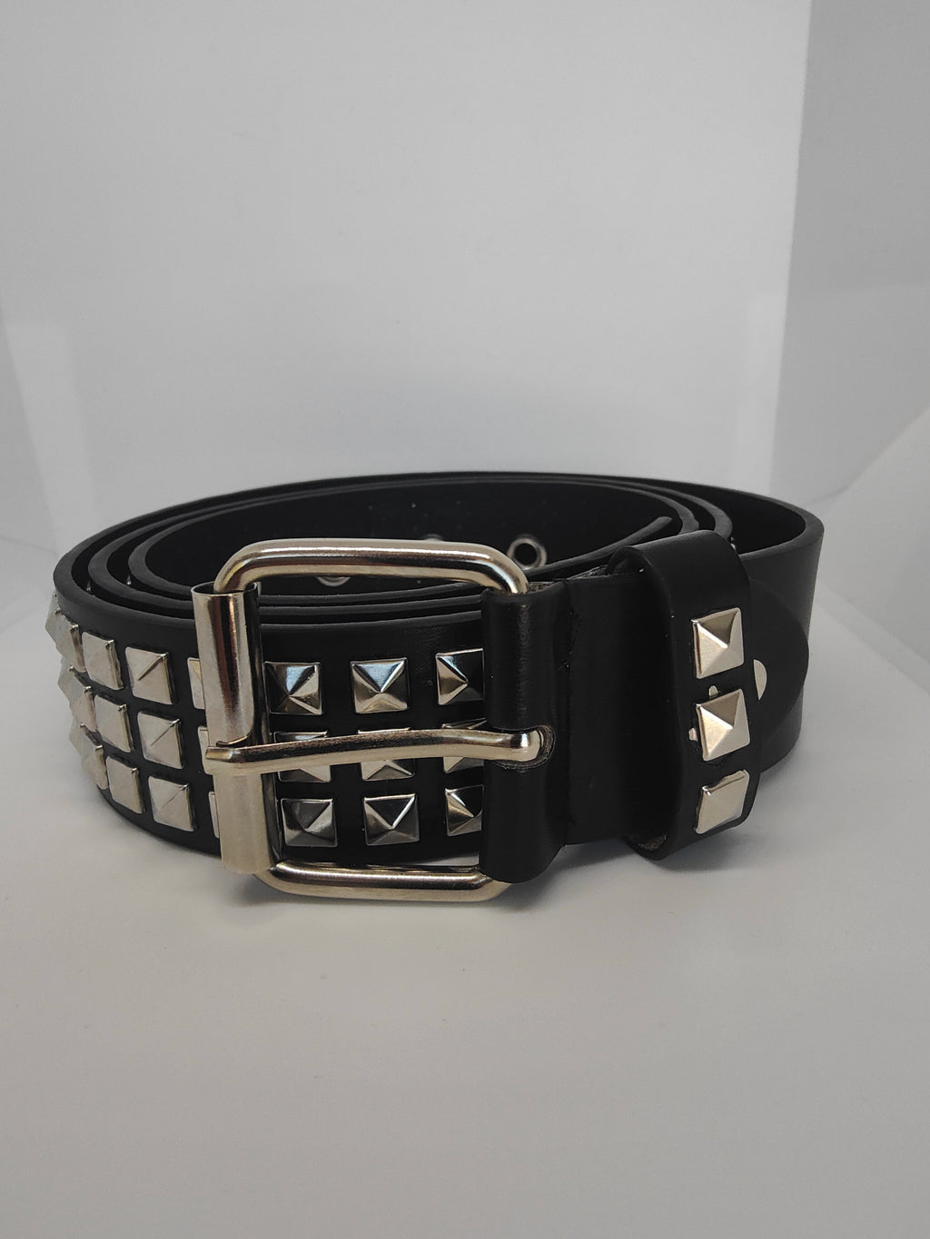 Ceinture noire cloutée, clous pyramidaux