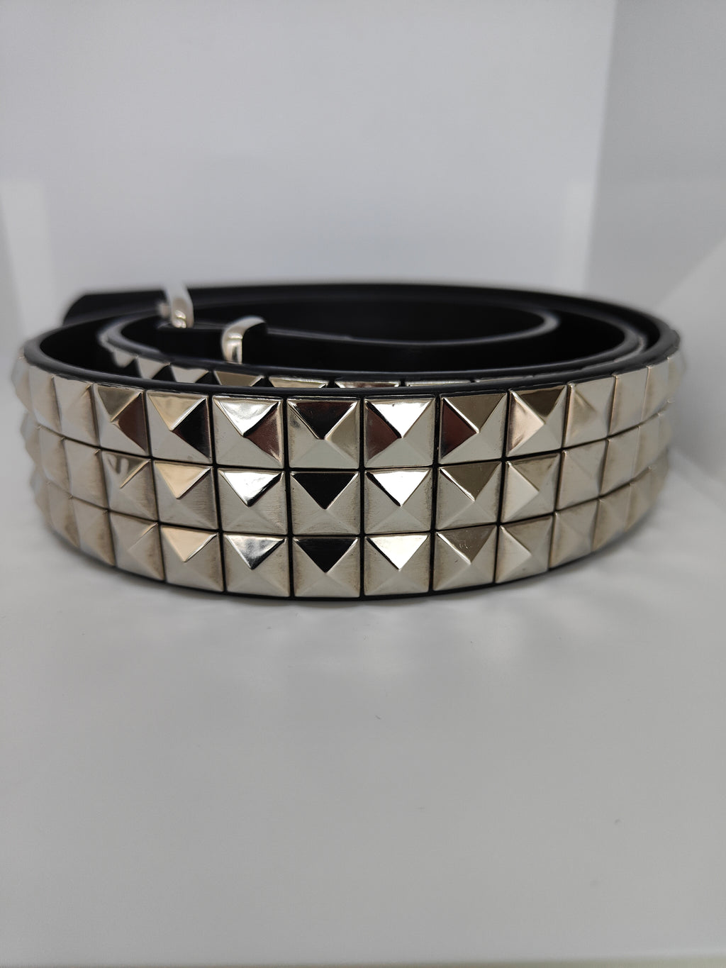 Ceinture noire premium cloutée 125 cm, clous pyramidaux 12 mm serrés