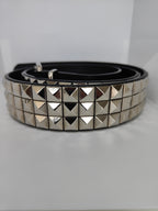 Ceinture noire premium cloutée 125 cm, clous pyramidaux 12 mm serrés