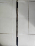 Ceinture noire premium cloutée 125 cm, clous pyramidaux 12 mm serrés