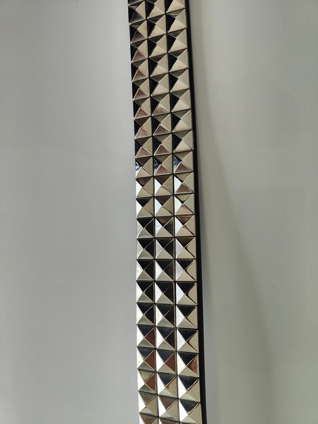 Ceinture noire premium cloutée 125 cm, clous pyramidaux 12 mm serrés