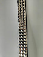 Ceinture noire premium cloutée 125 cm, clous pyramidaux 12 mm serrés