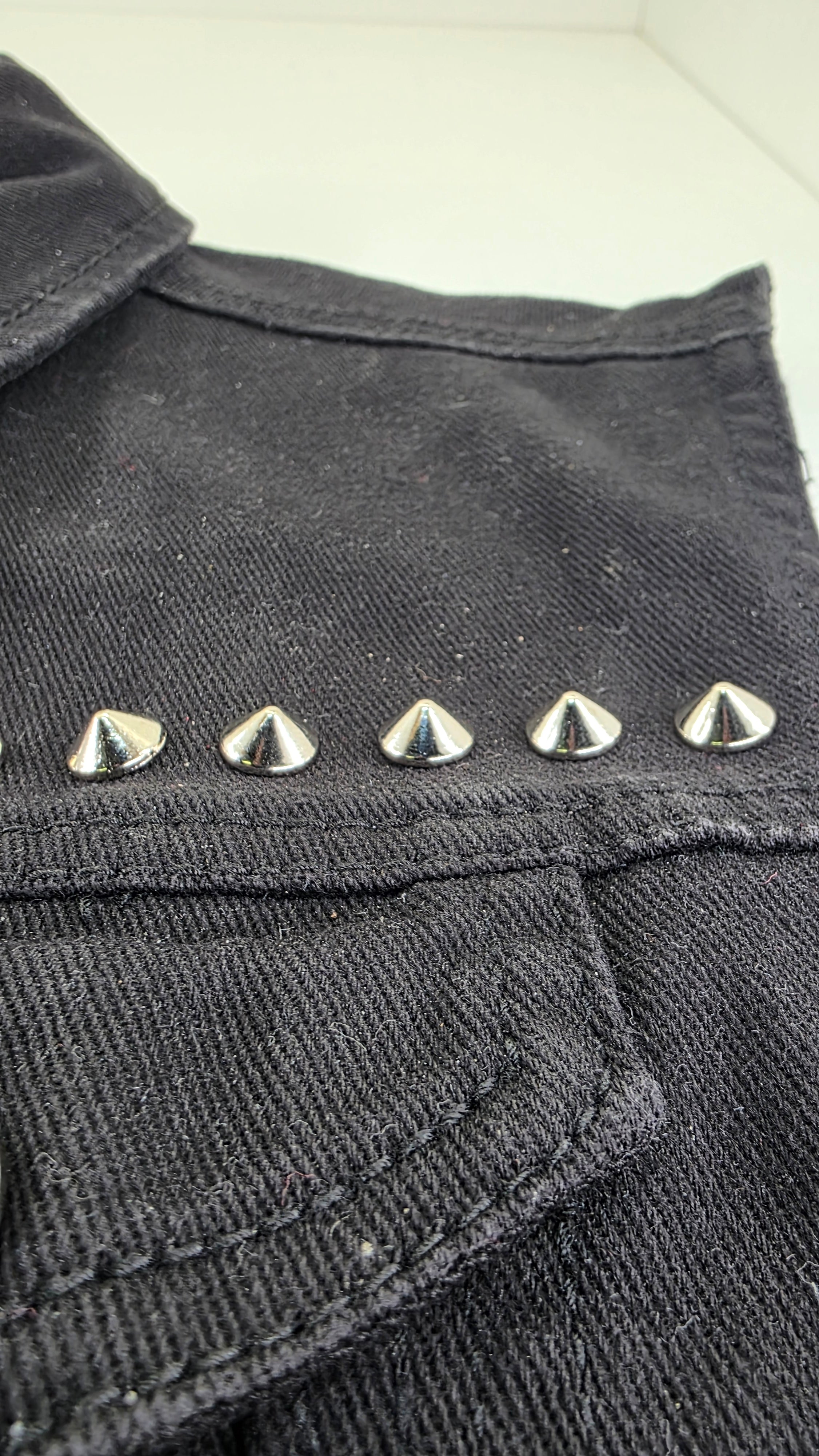Pointe argentée brillante 10x5 mm en alliage massif fixation à vis - zoom
