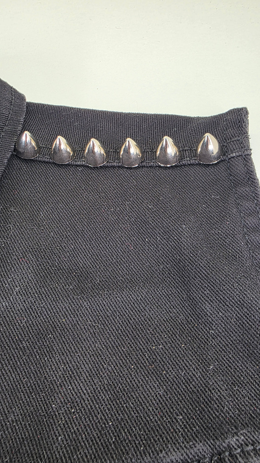 Pointe argentée brillante 12x13 mm fixation à vis - zoom