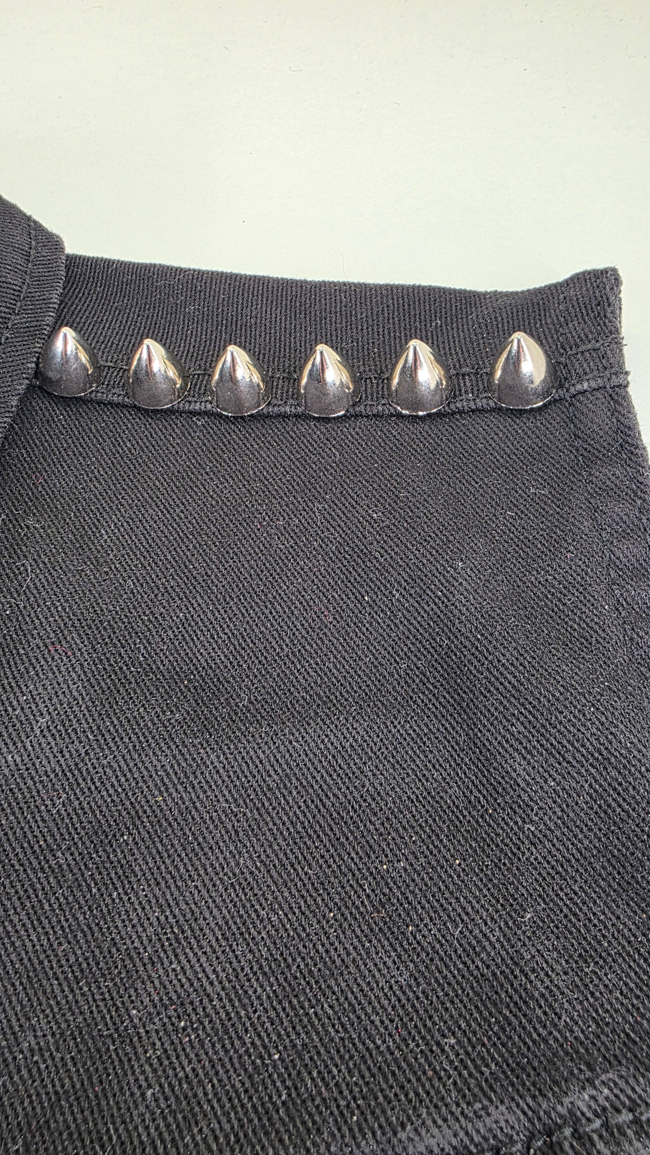 Pointe argentée brillante 12x13 mm fixation à vis - zoom