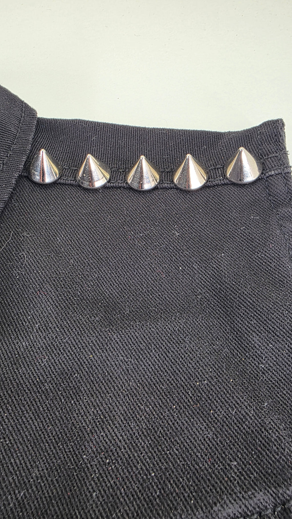 Pointe argentée brillante 15x13 mm en alliage massif fixation à vis - zoom