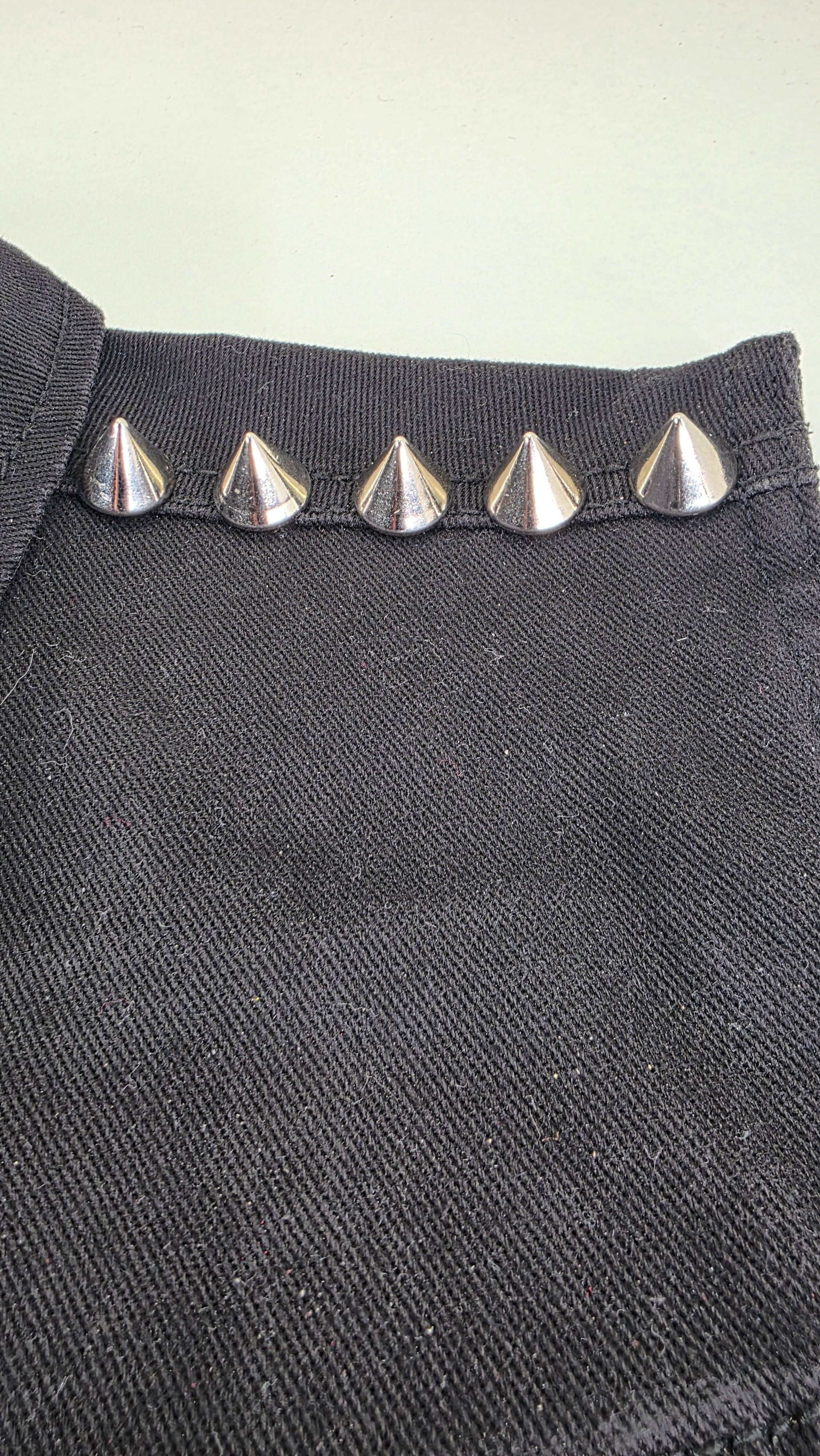 Pointe argentée brillante 15x13 mm en alliage massif fixation à vis - zoom
