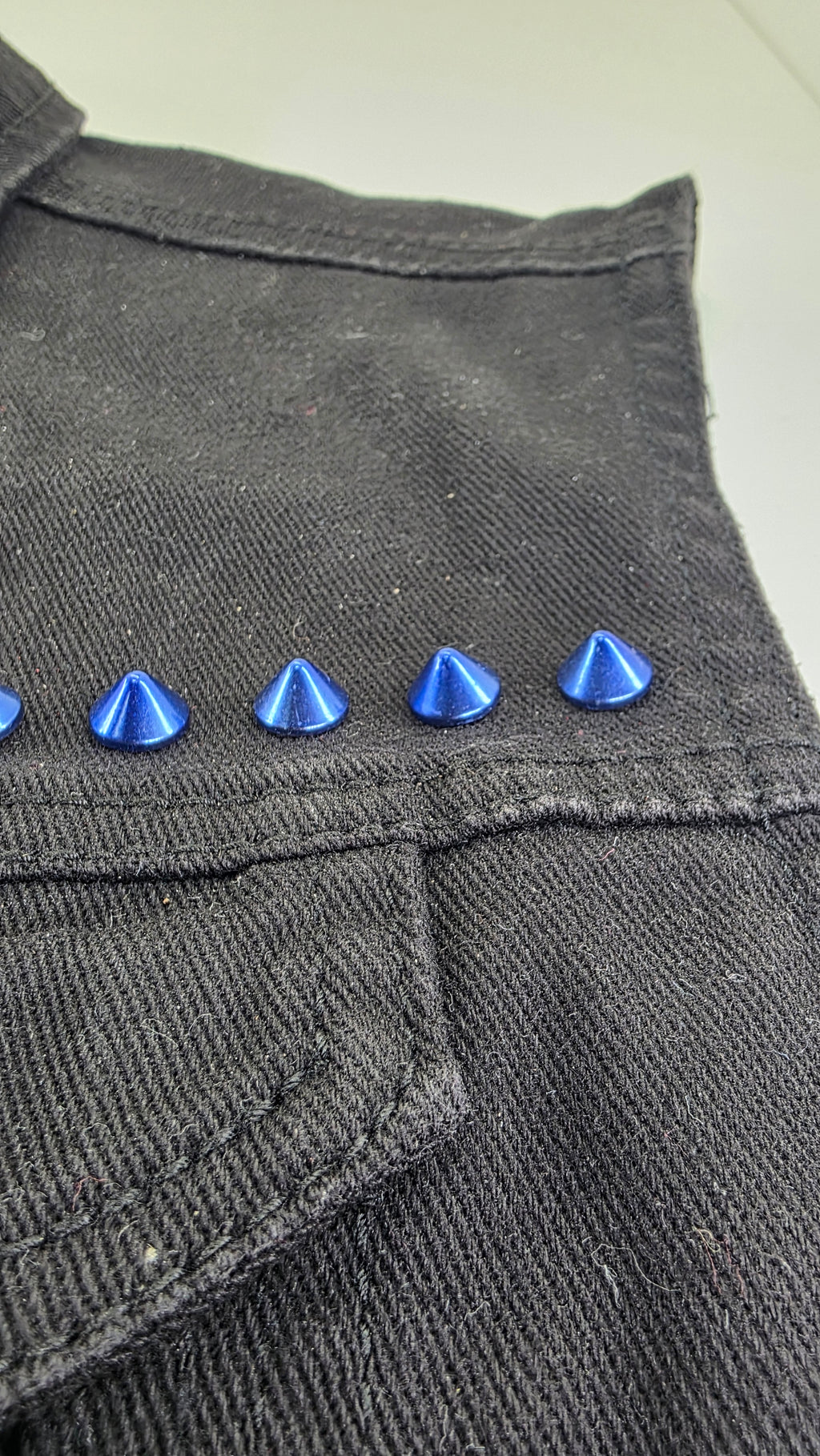 Pointe bleue brillante 10x7 mm en alliage massif fixation à vis - zoom