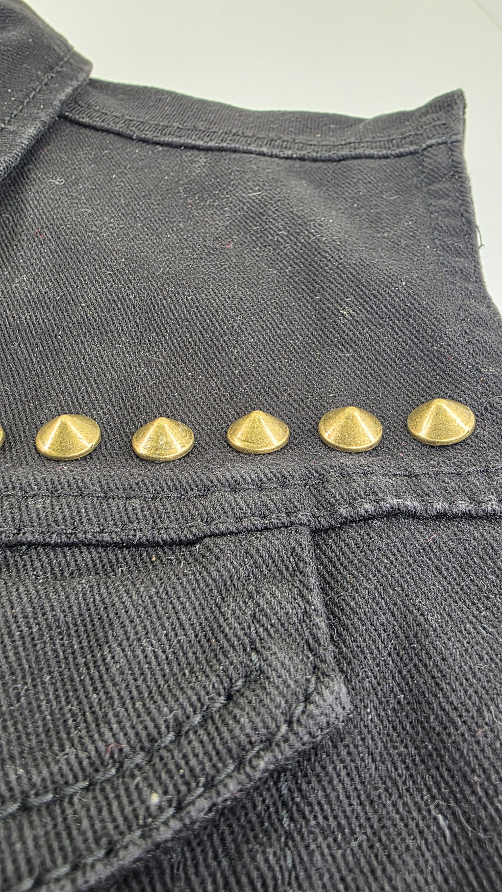 Pointe couleur bronze mat 10x5 mm en alliage massif fixation à vis