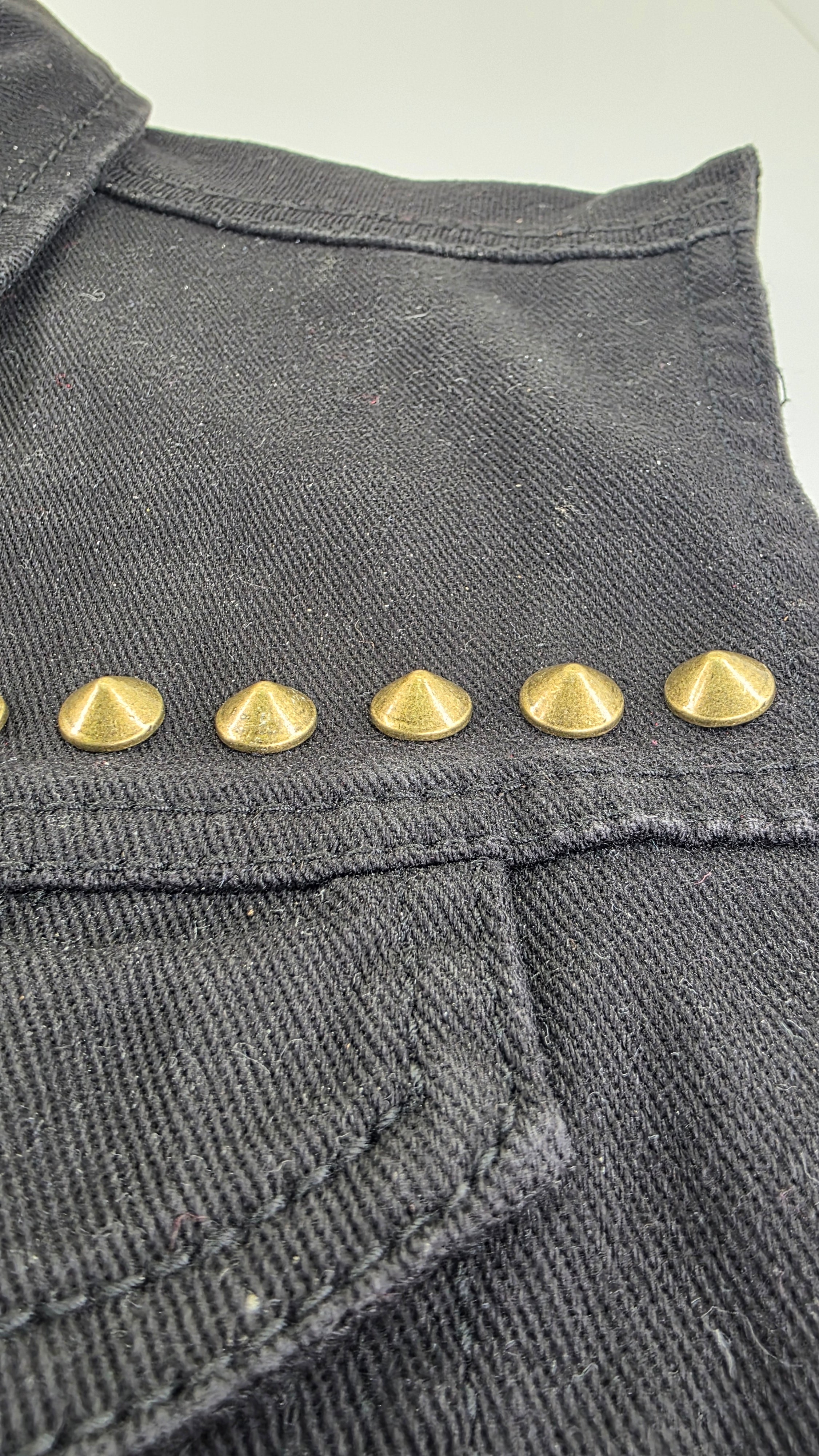 Pointe couleur bronze mat 10x5 mm en alliage massif fixation à vis