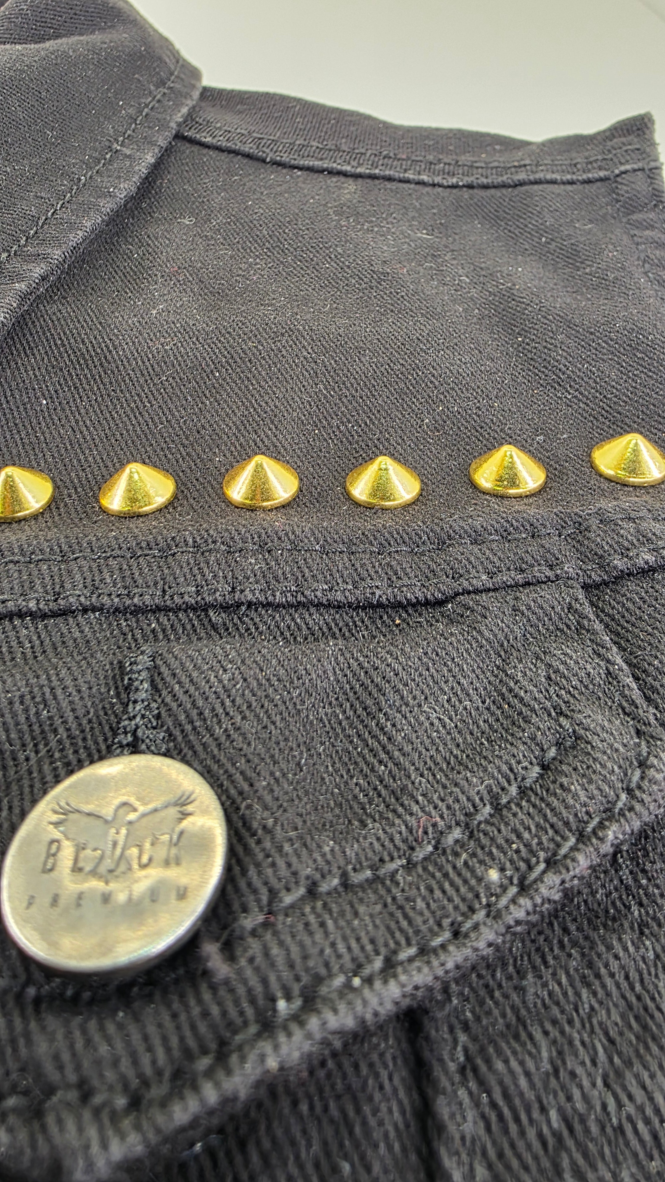 Pointe dorée brillante 10x5 mm en alliage massif fixation à vis - zoom