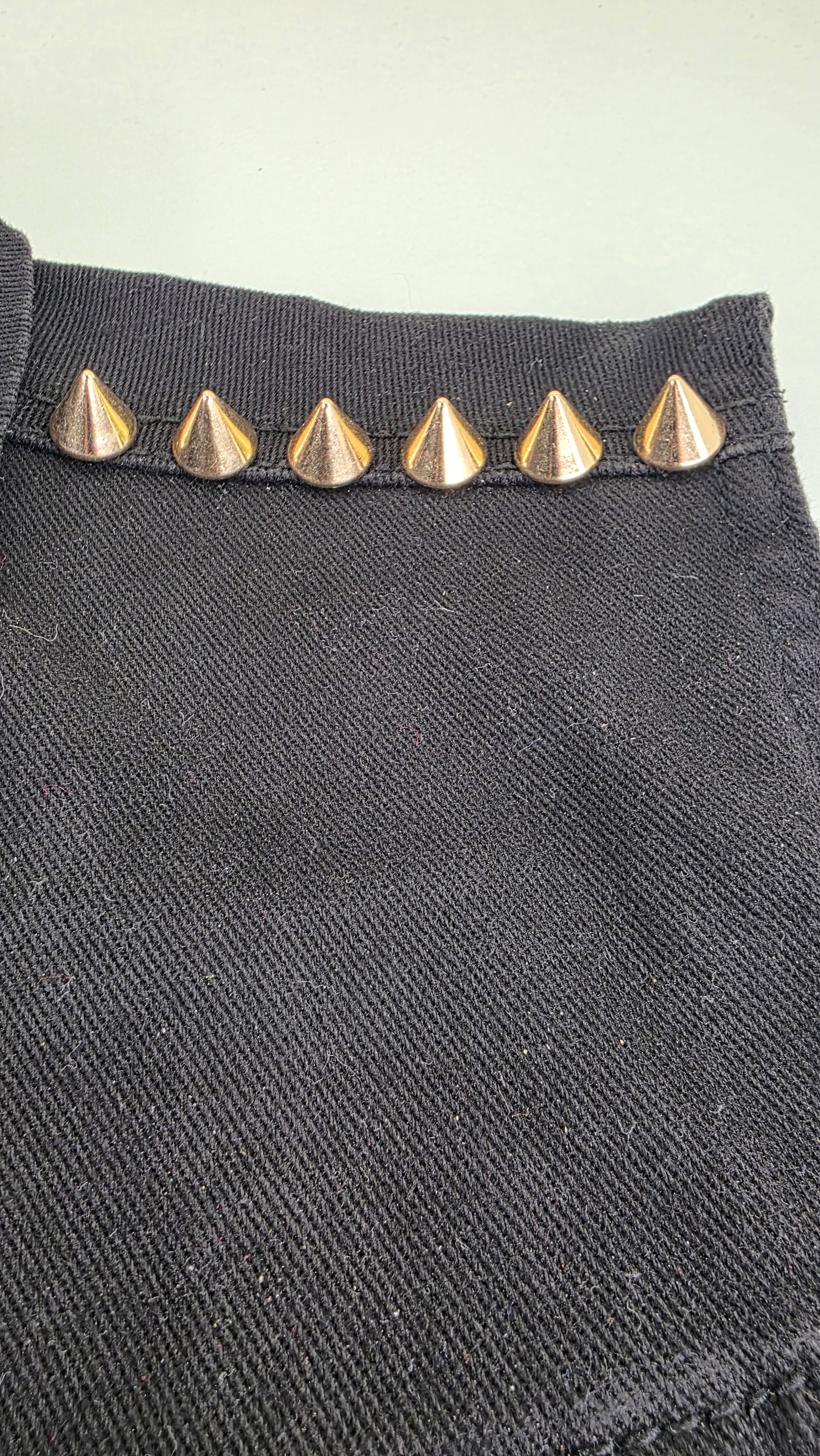 Pointe dorée brillante 12x13 mm en alliage massif fixation à vis - zoom