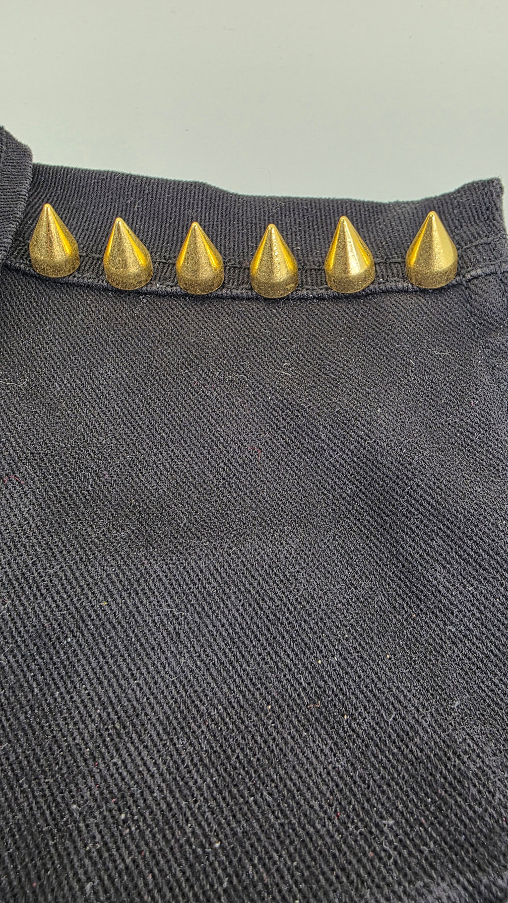 Pointe dorée brillante 12x13 mm fixation à vis - zoom