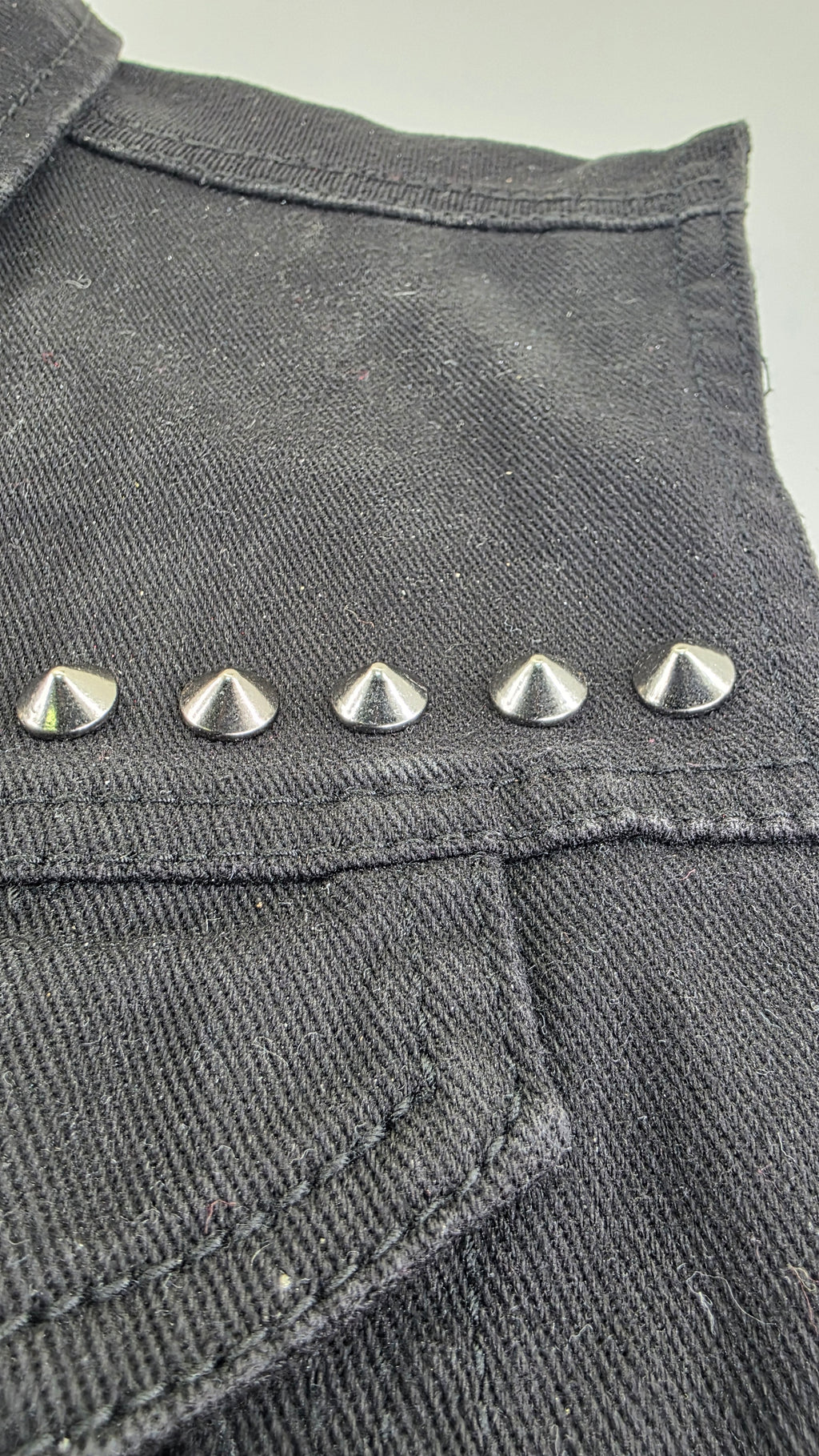 Pointe noire brillante 10x5 mm en alliage massif fixation à vis - zoom