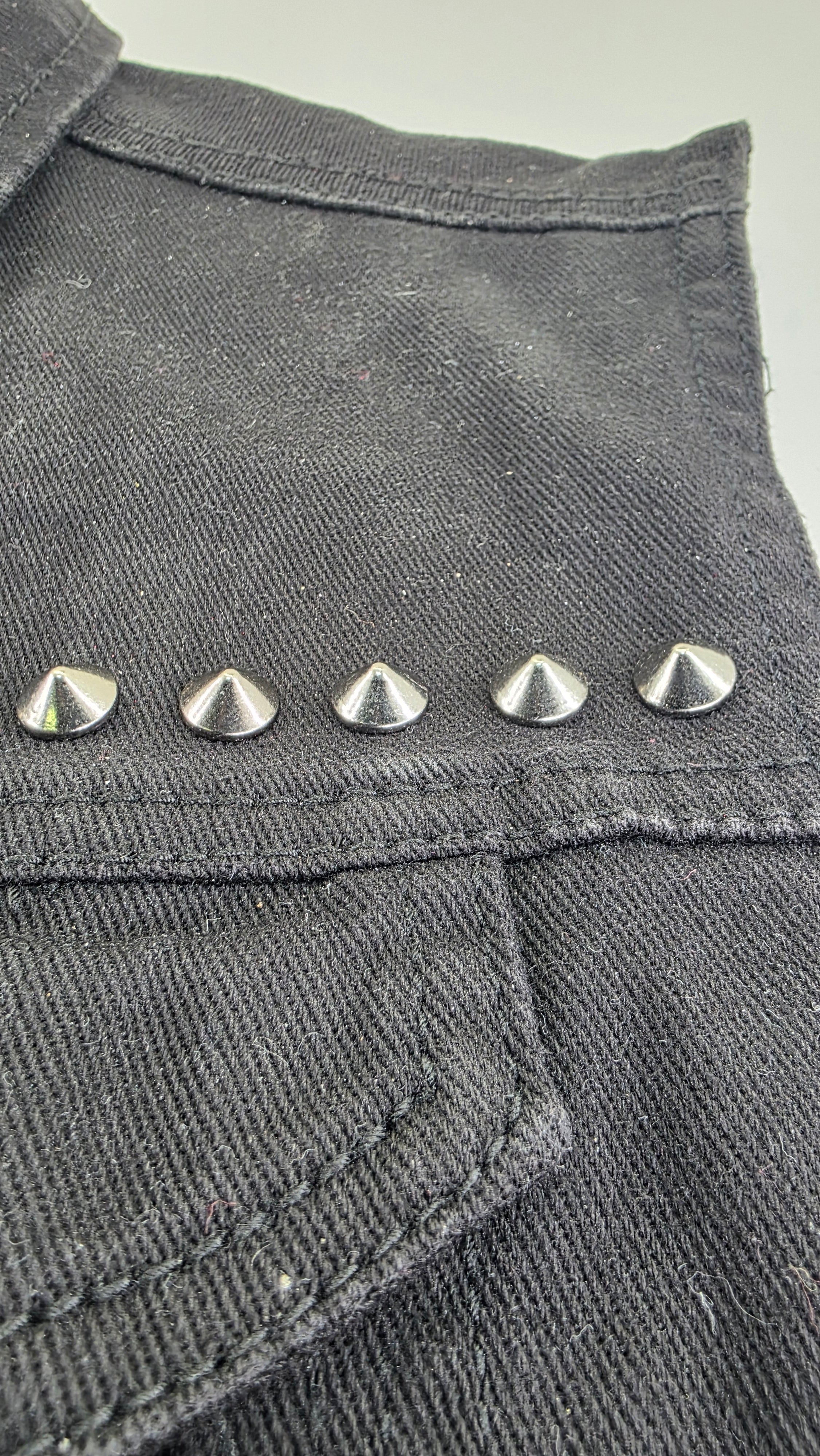 Pointe noire brillante 10x5 mm en alliage massif fixation à vis - zoom