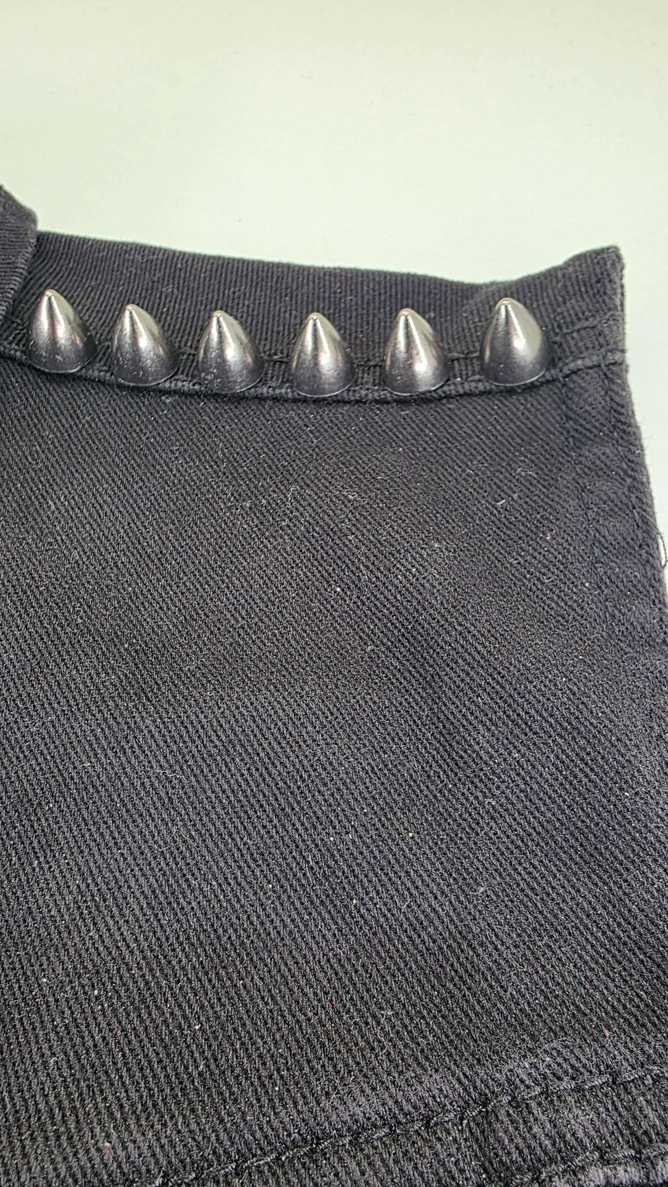 Pointe noire brillante 12x13 mm fixation à vis - zoom