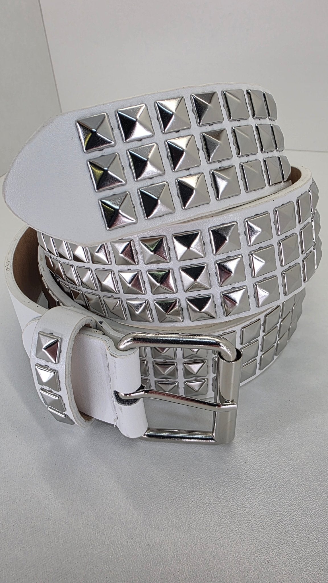 Ceinture blanche robuste et épaisse, clous pyramidaux + 21 au bout - Metalvest