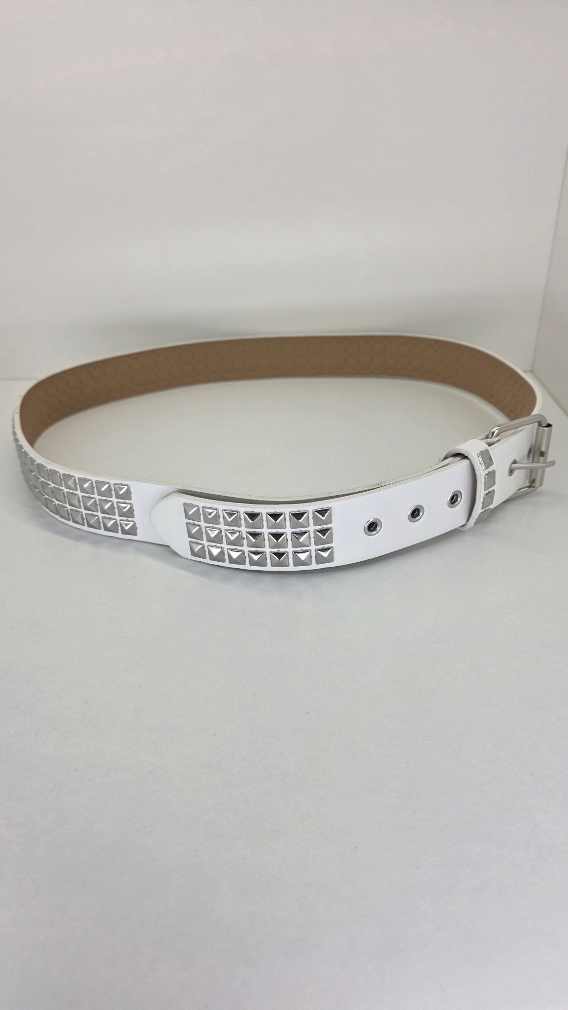 Ceinture blanche robuste et épaisse, clous pyramidaux + 21 au bout - Metalvest