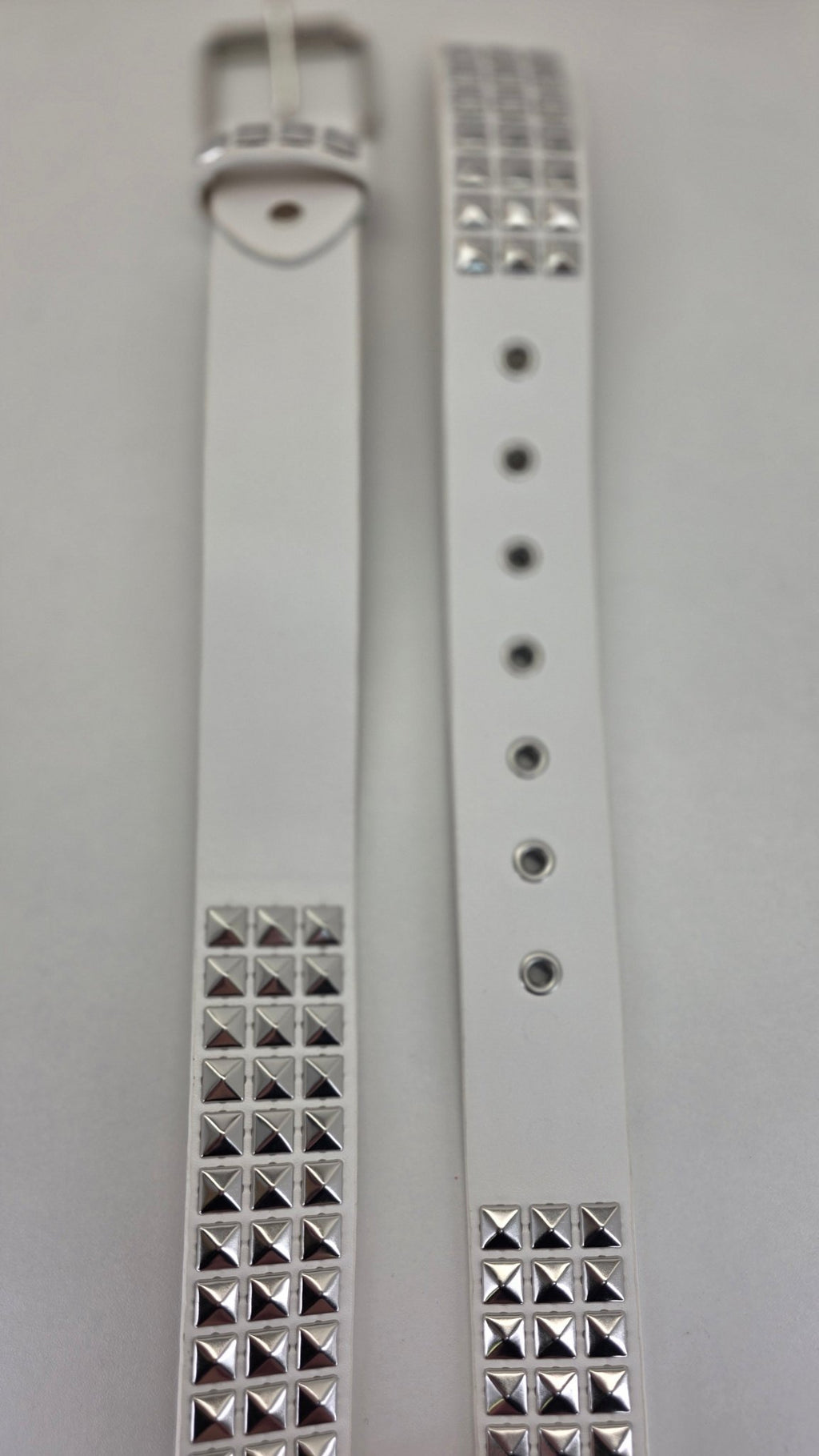 Ceinture blanche robuste et épaisse, clous pyramidaux + 21 au bout - Metalvest