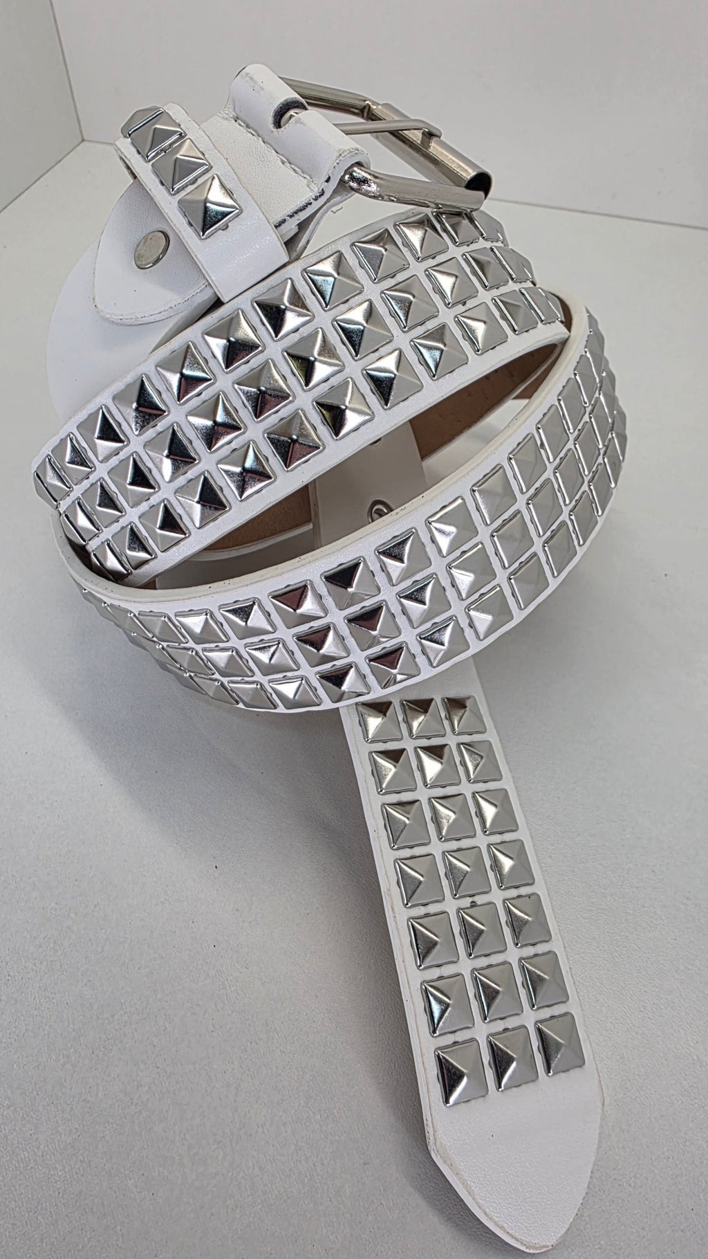 Ceinture blanche robuste et épaisse, clous pyramidaux + 21 au bout - Metalvest