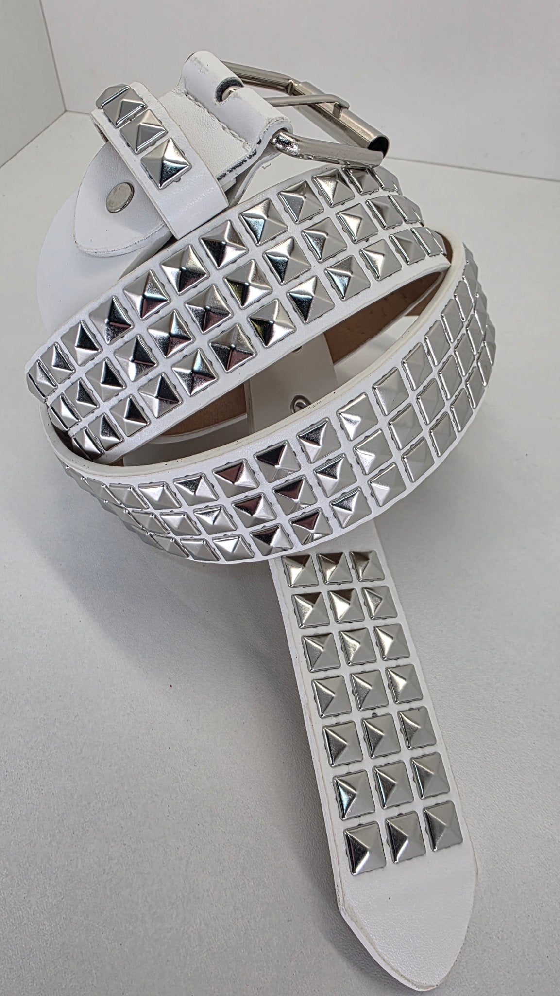 Ceinture blanche robuste et épaisse, clous pyramidaux + 21 au bout - Metalvest