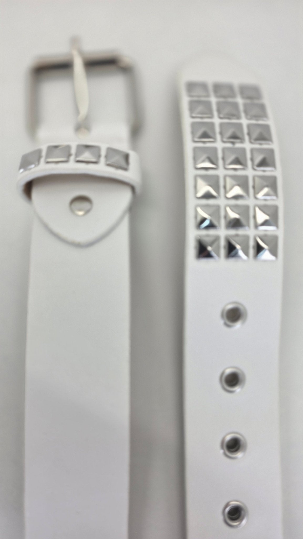 Ceinture blanche robuste et épaisse, clous pyramidaux + 21 au bout - Metalvest