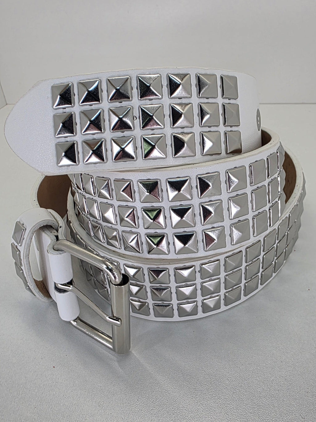 Ceinture blanche robuste et épaisse, clous pyramidaux + 21 au bout - Metalvest