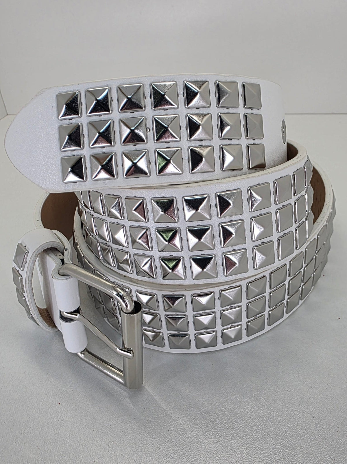 Ceinture blanche robuste et épaisse, clous pyramidaux + 21 au bout - Metalvest