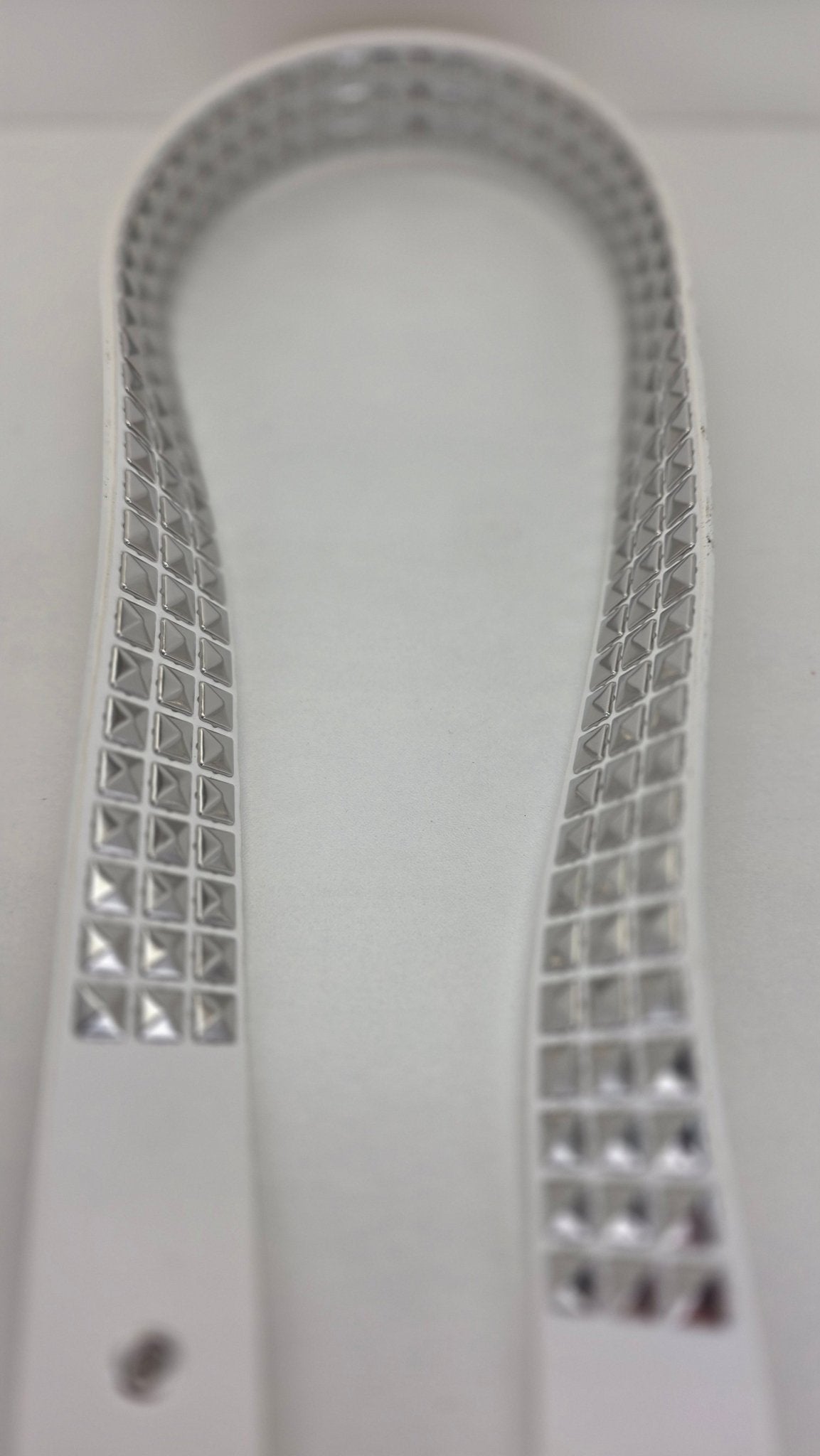Ceinture blanche robuste et épaisse, clous pyramidaux + 21 au bout - Metalvest