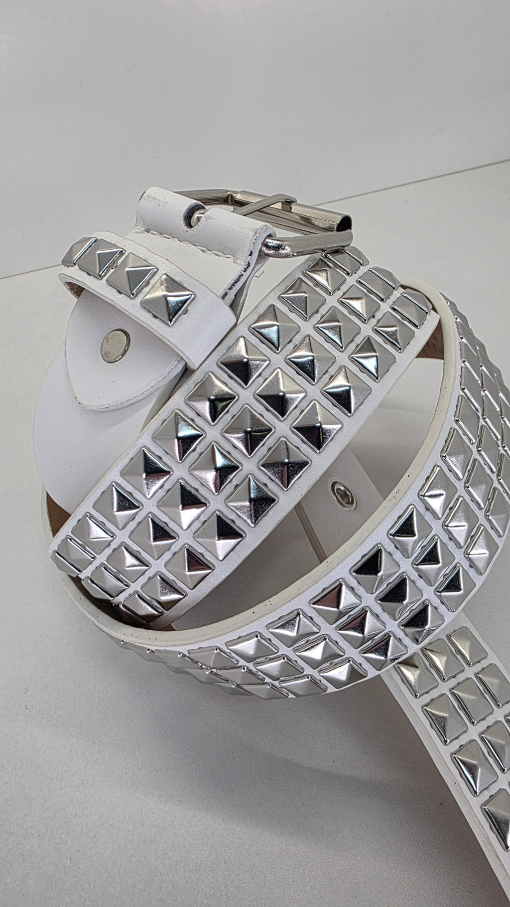 Ceinture blanche robuste et épaisse, clous pyramidaux + 21 au bout - Metalvest