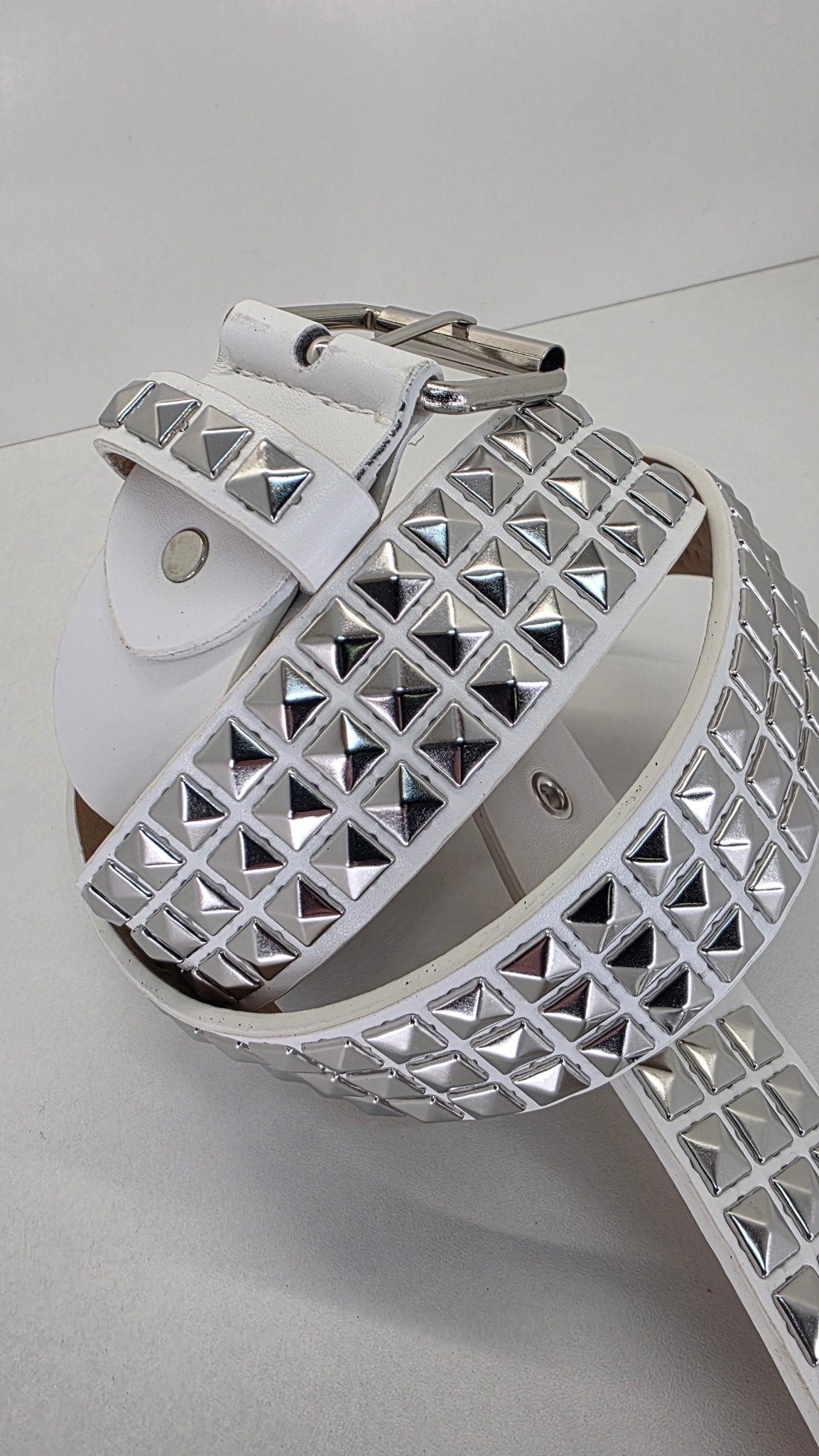 Ceinture blanche robuste et épaisse, clous pyramidaux + 21 au bout - Metalvest