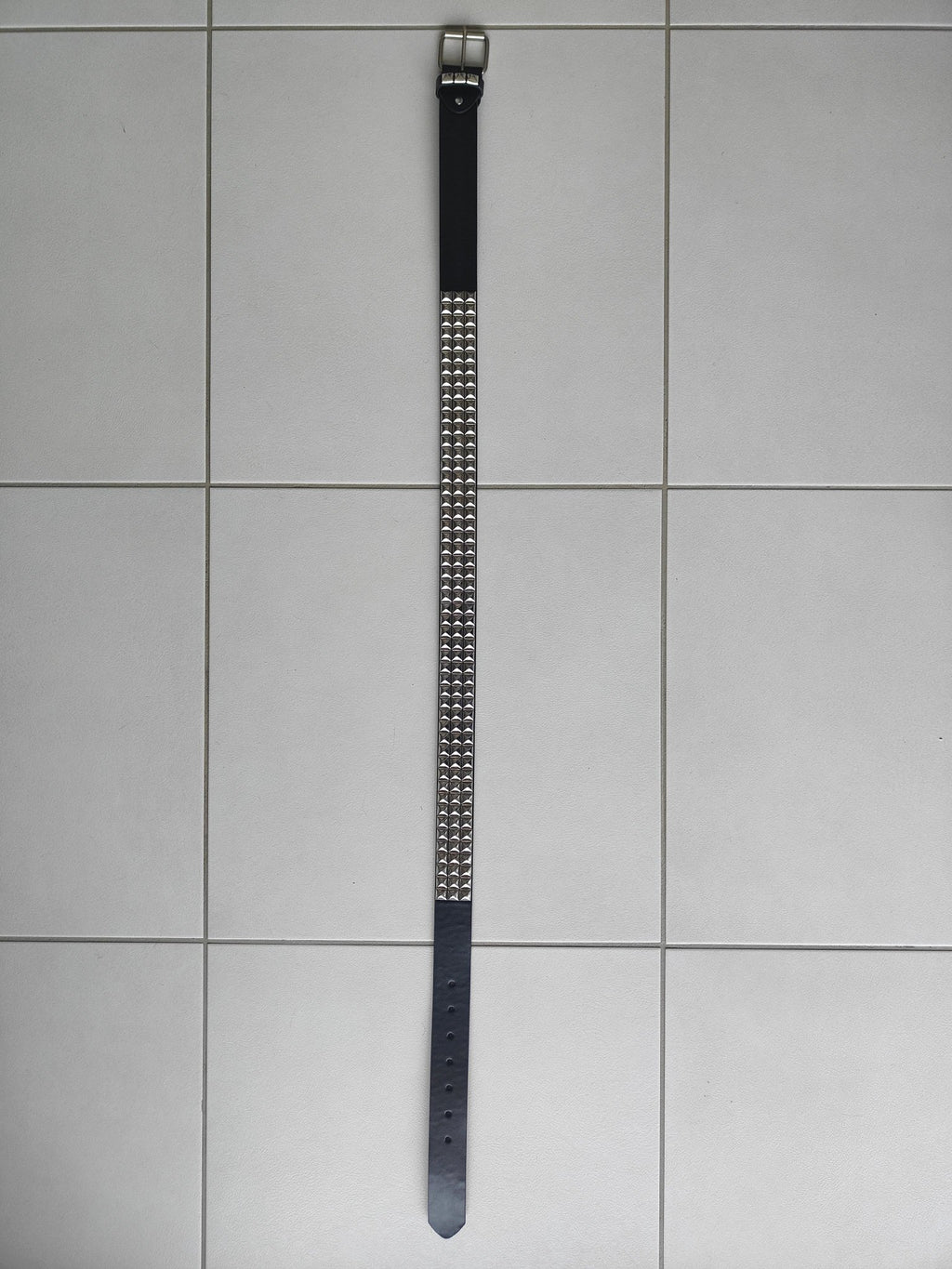 Ceinture noire 120 cm robuste et épaisse, clous serrés argentés - Metalvest