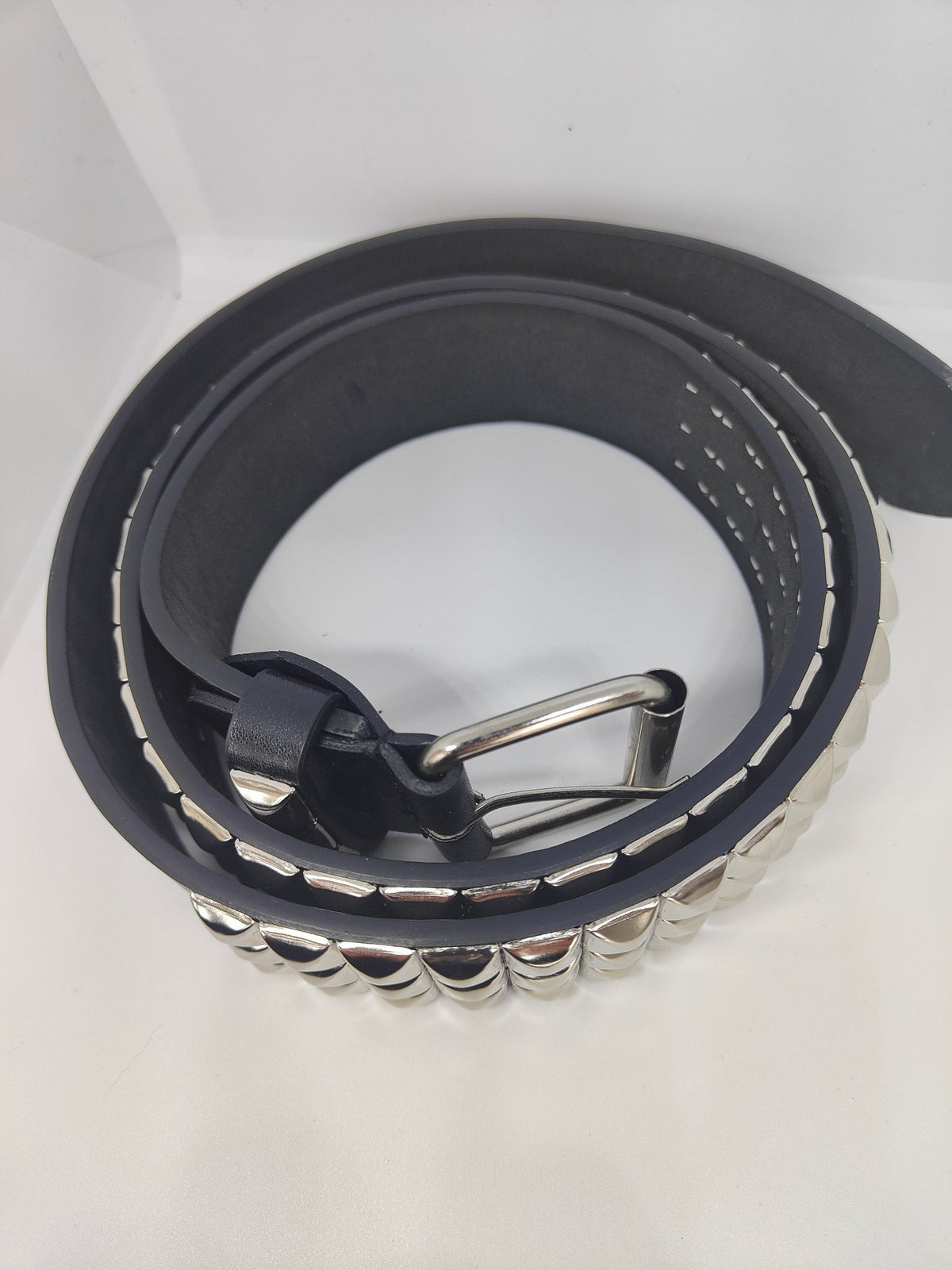 Ceinture noire 120 cm robuste et épaisse, clous serrés argentés - Metalvest