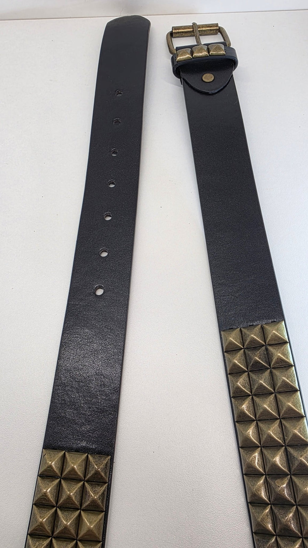 Ceinture noire 120 cm robuste et épaisse, clous serrés dorés - Metalvest