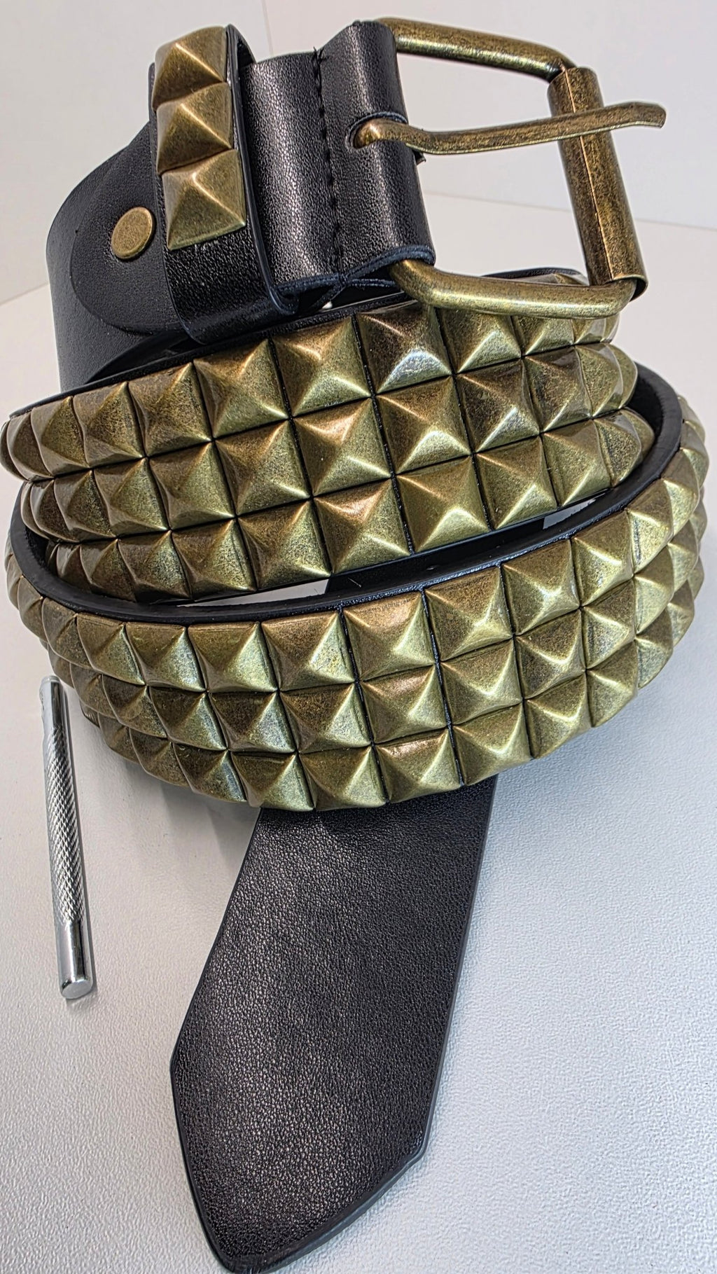 Ceinture noire 120 cm robuste et épaisse, clous serrés dorés - Metalvest